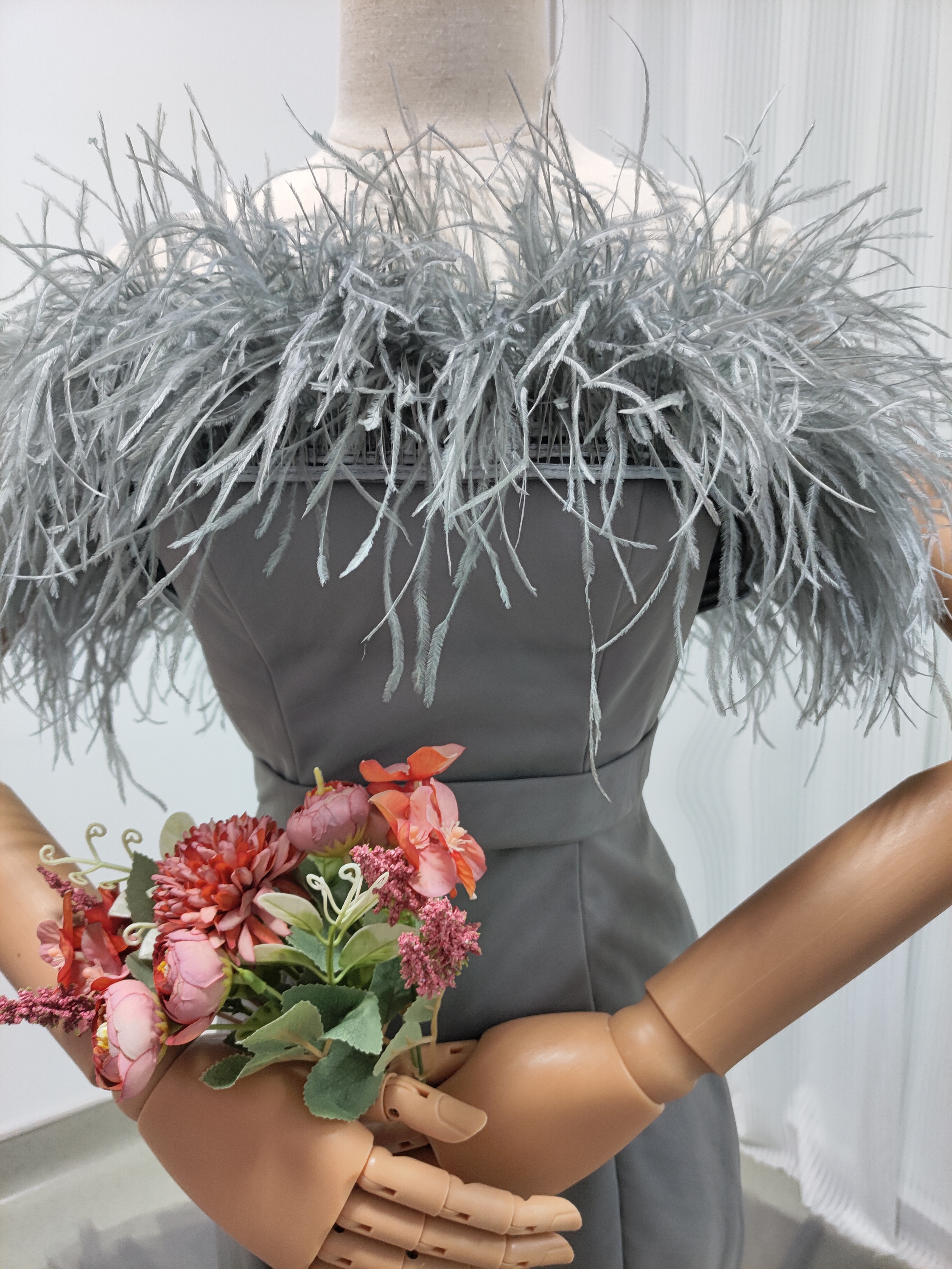 実例写真！カラードレス グレー フェザードレス ソフトチュール マーメイドライン デザイン感 ブライダル 花嫁