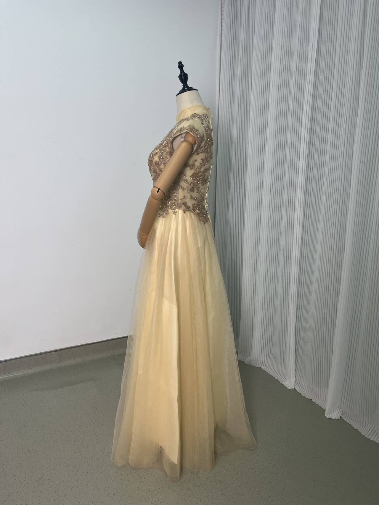 カラードレス シャンパン色 スパンコール タンクトップ 編み上げ シアーな美しさ 背中見せ ロングドレス