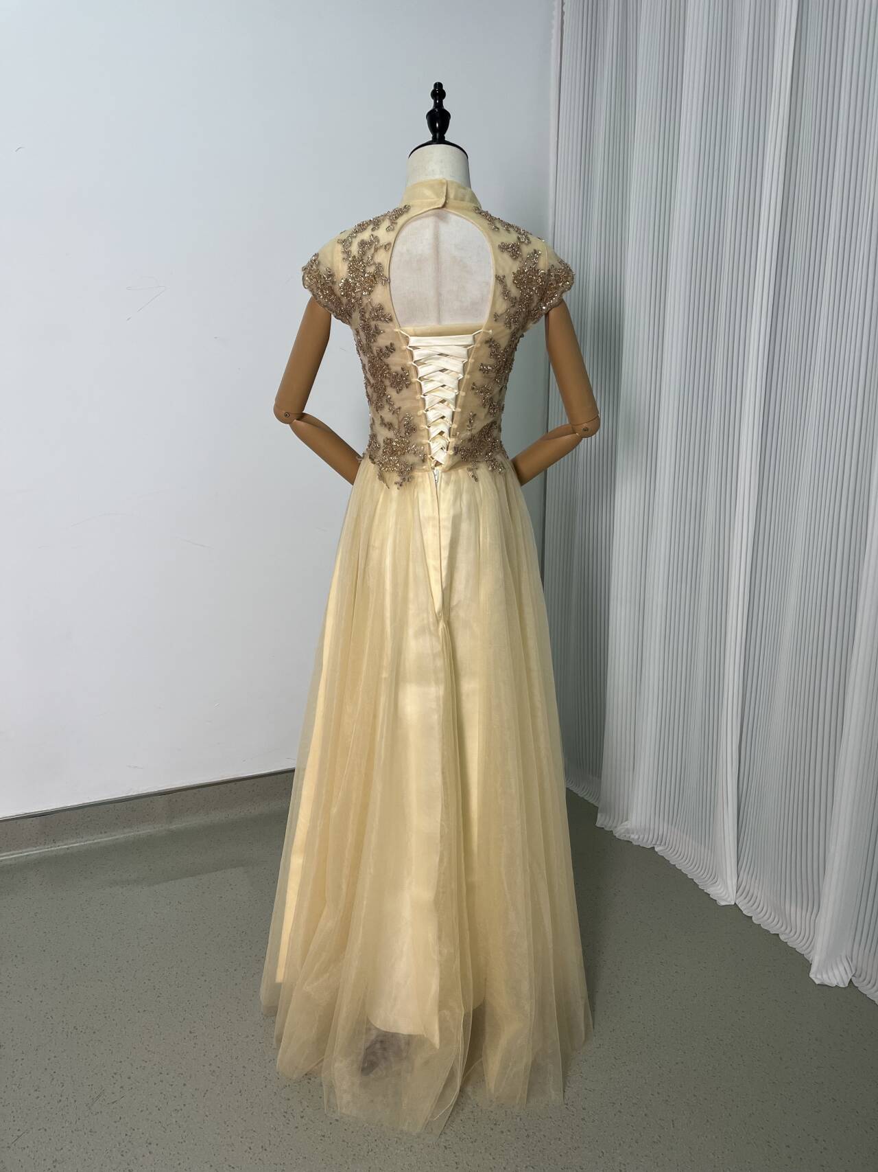 カラードレス シャンパン色 スパンコール タンクトップ 編み上げ シアーな美しさ 背中見せ ロングドレス