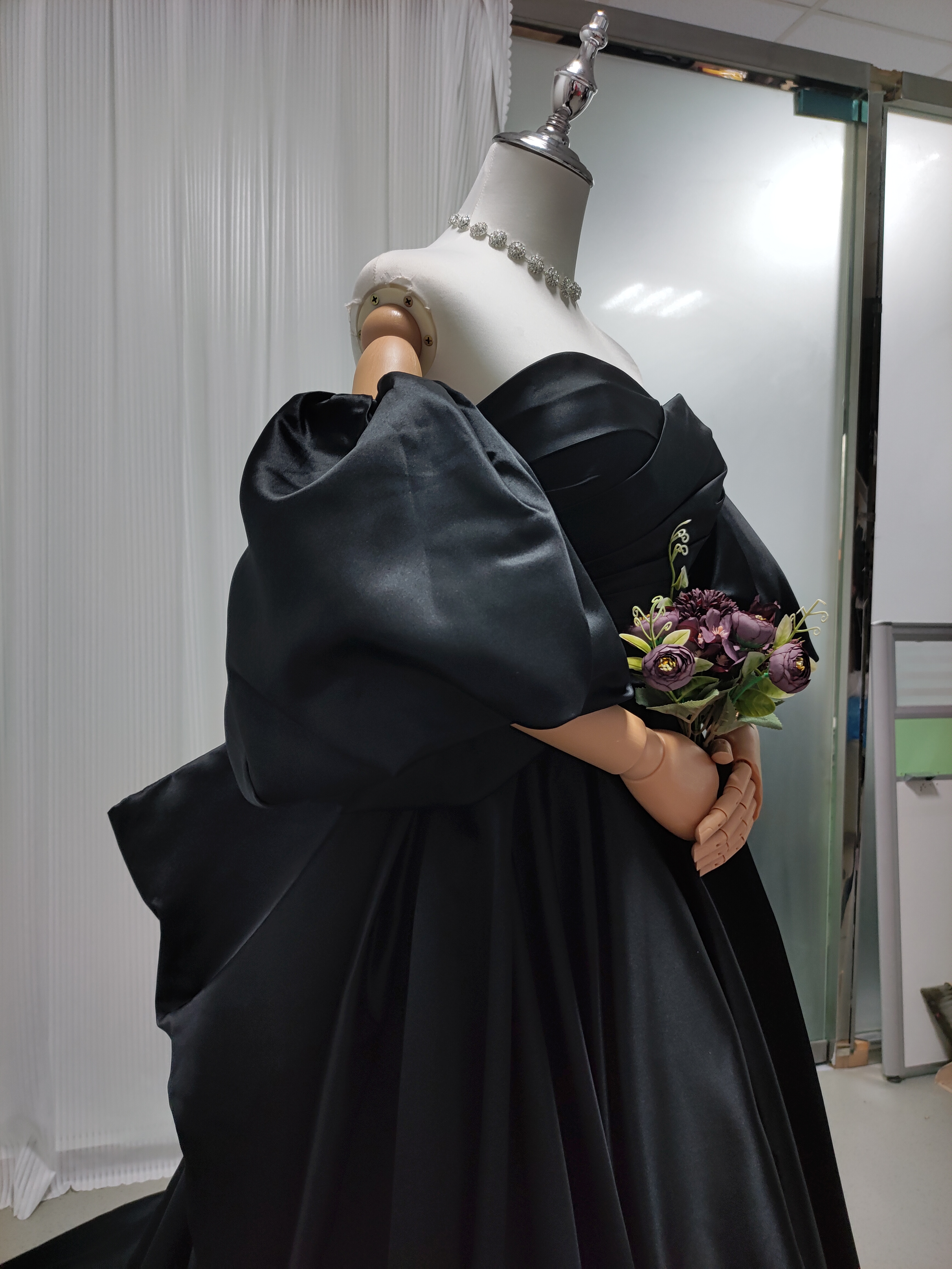 上品！パーティードレス ブラック ベアトップ ふっくら柔らかなバックリボン 編み上げ 前撮り