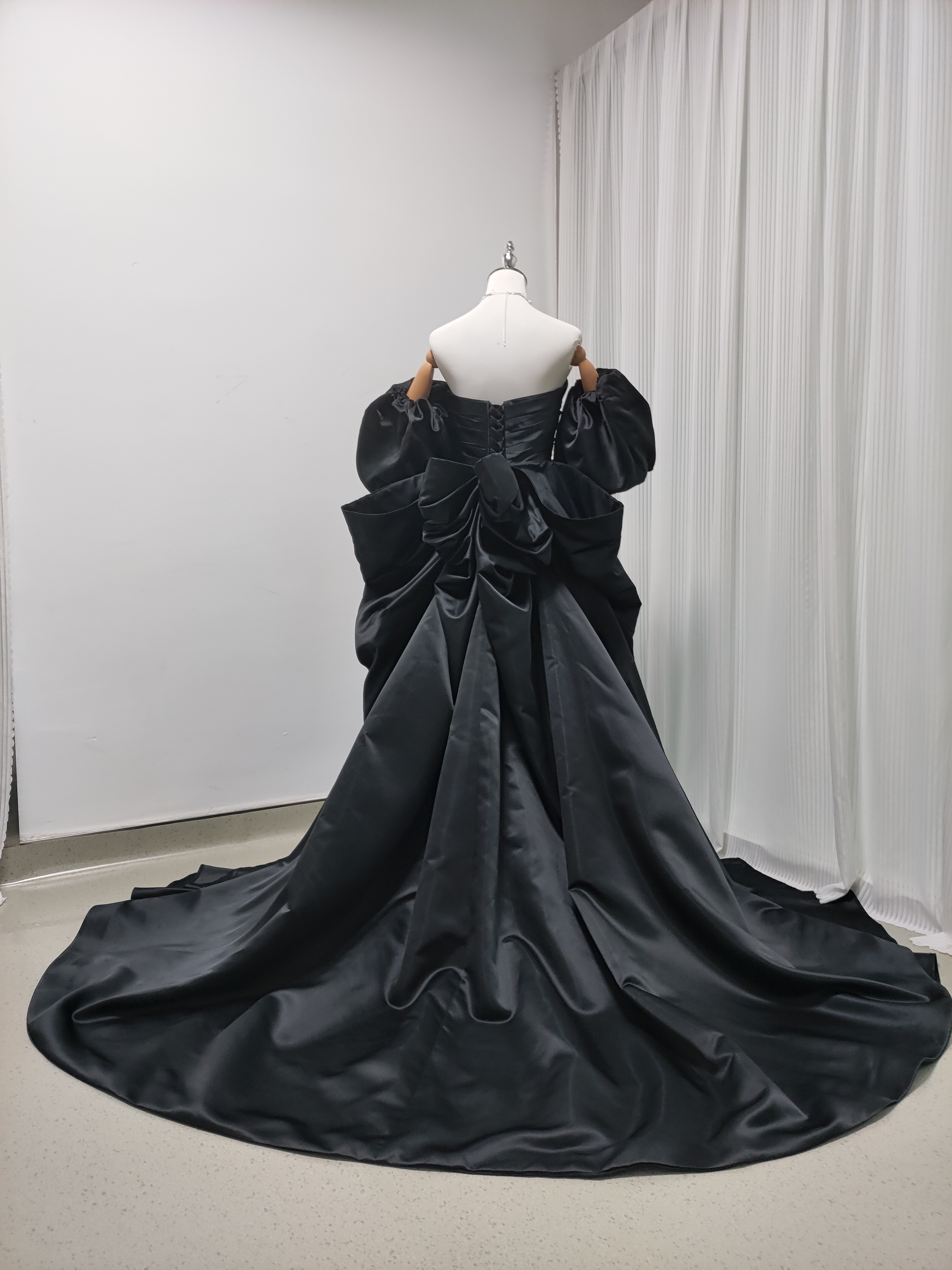 上品！パーティードレス ブラック ベアトップ ふっくら柔らかなバックリボン 編み上げ 前撮り