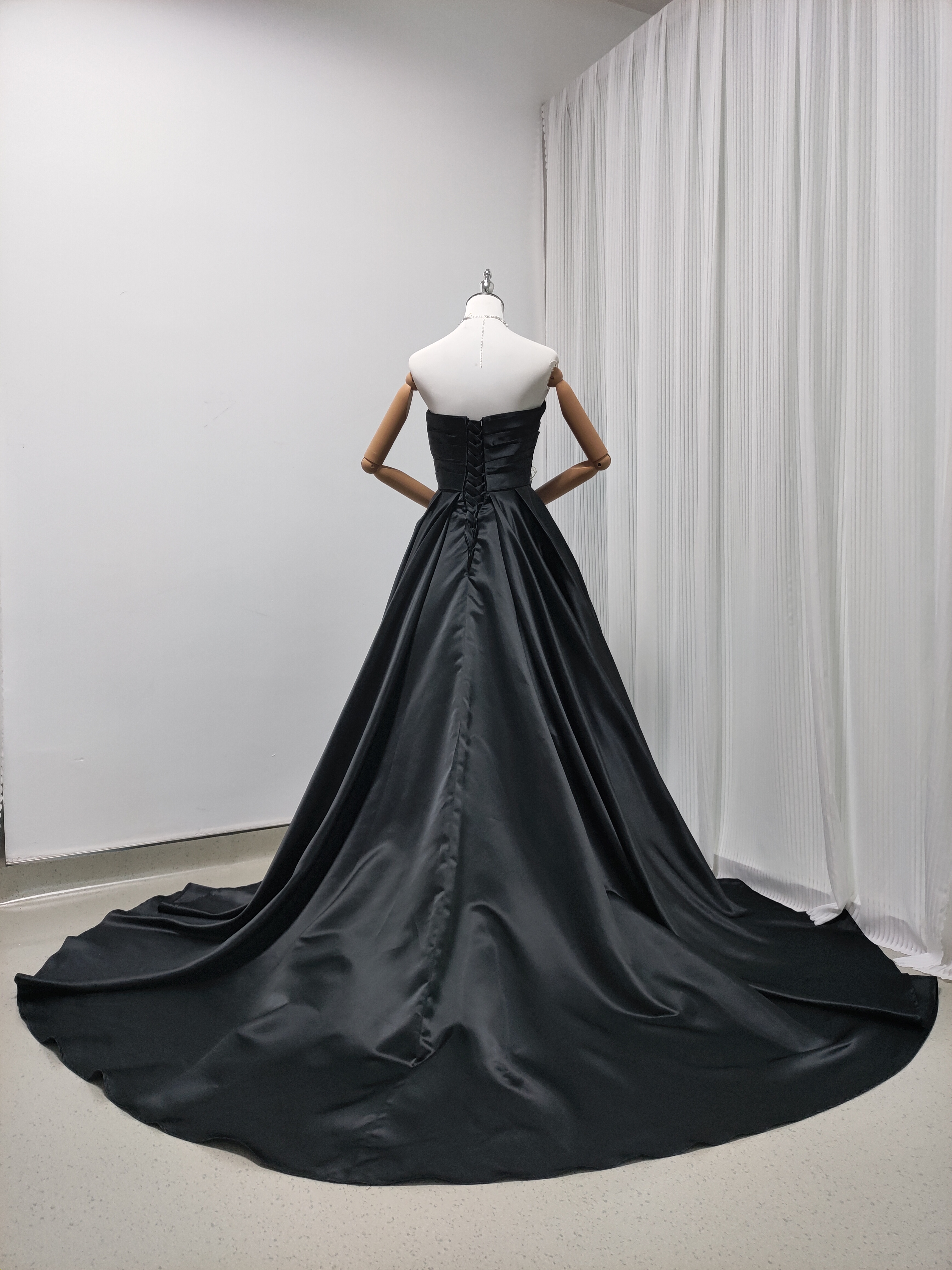 パーティードレス ブラック ベアトップ 光沢サテン 編み上げ 演奏会/音楽会