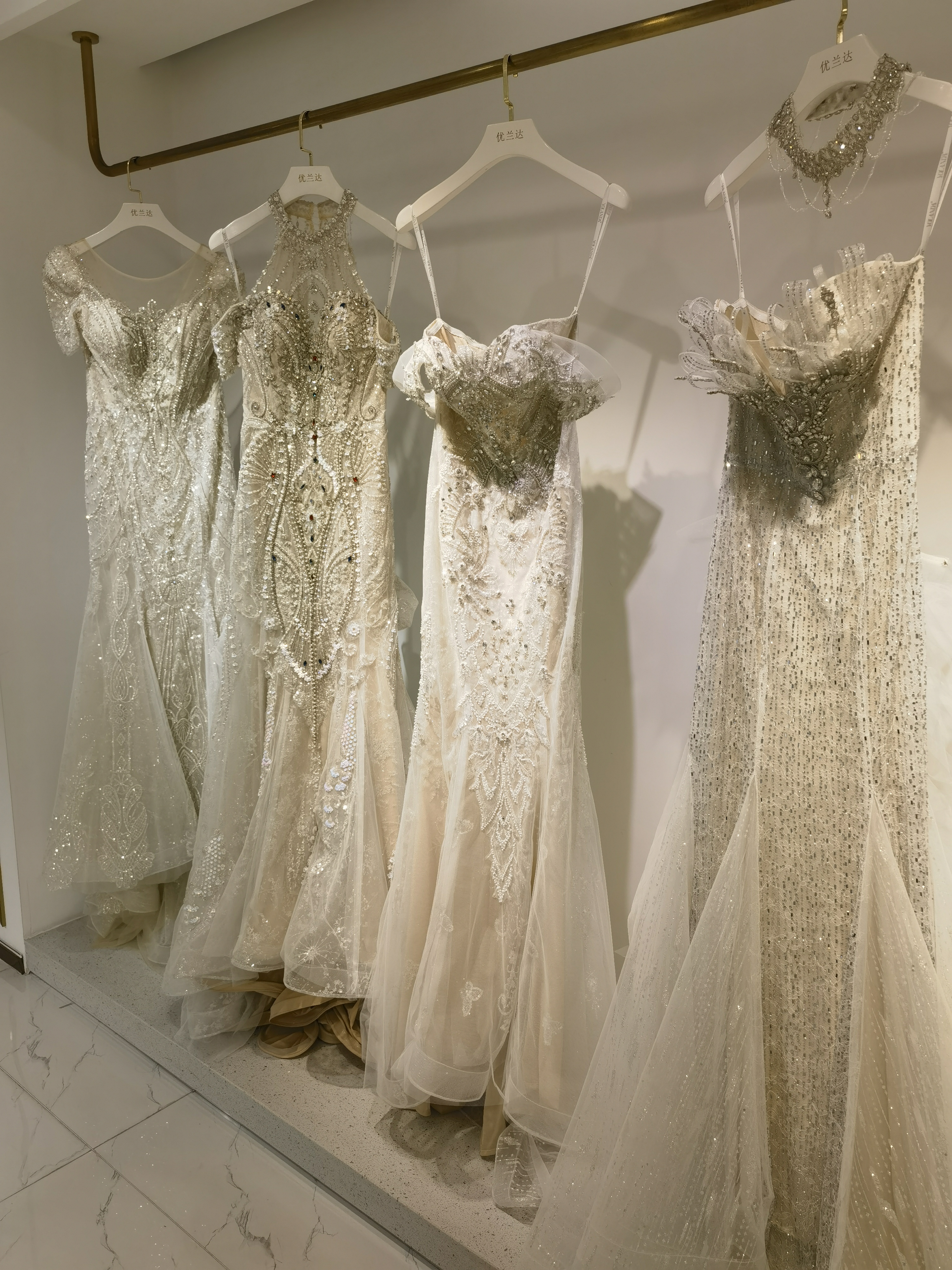 豪華！ ウェディングドレス オフショルダー キラキラのハンドビーディング 編み上げ マーメイドライン 結婚式