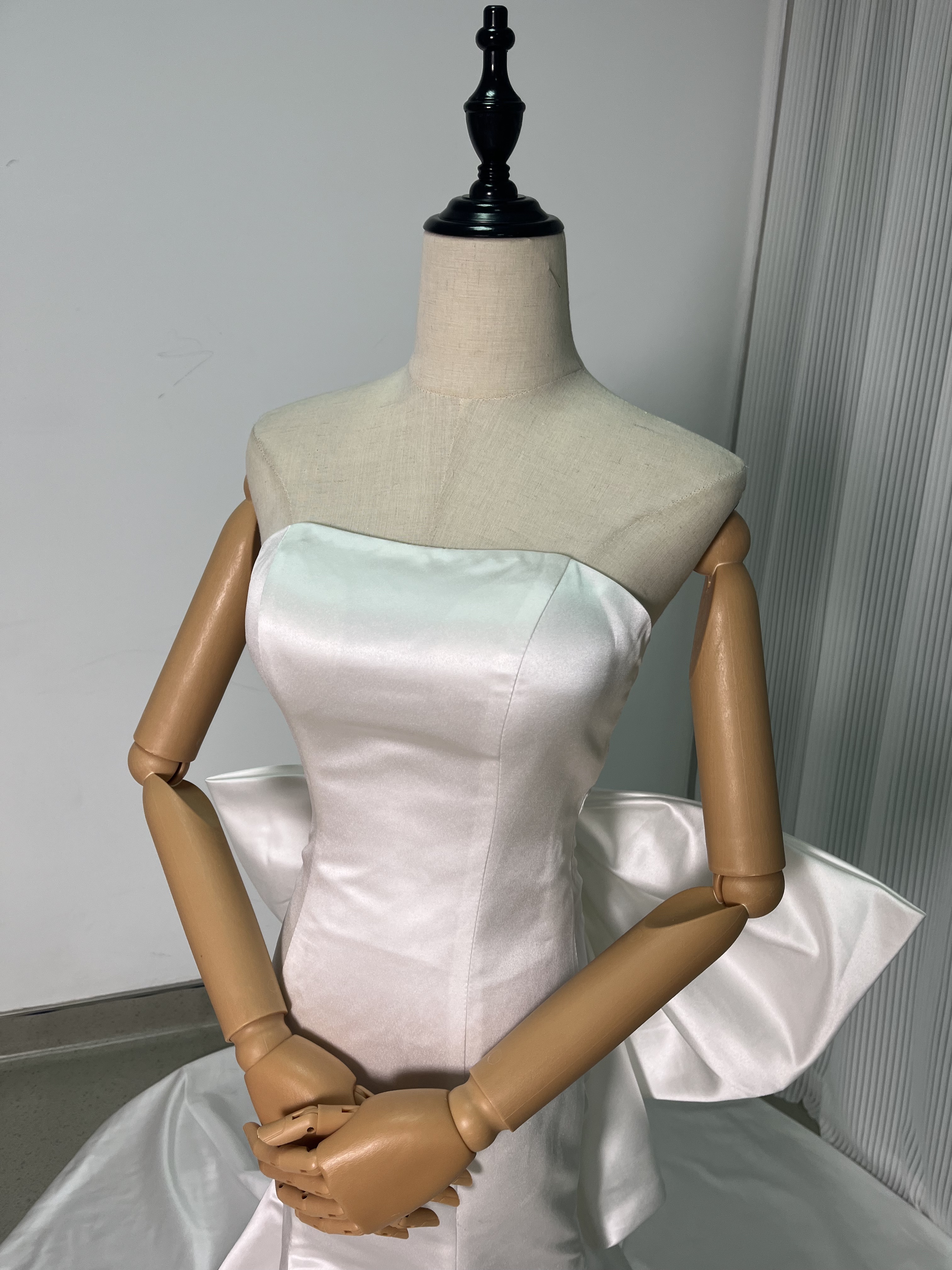 ウェディングドレス マーメイドライン ベアトップ ふっくら柔らかなバックリボン 光沢感 披露宴