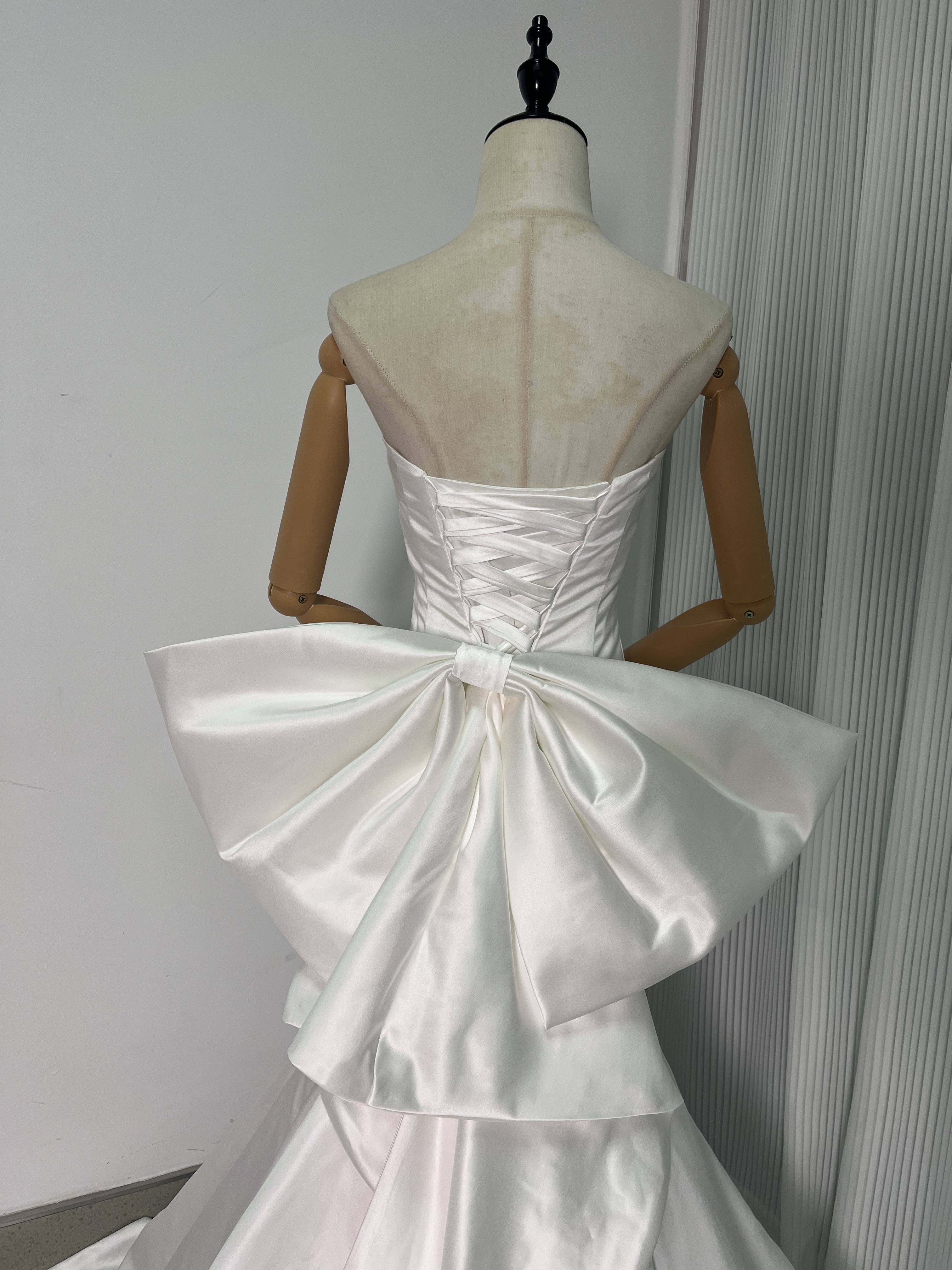 ウェディングドレス マーメイドライン ベアトップ ふっくら柔らかなバックリボン 光沢感 披露宴