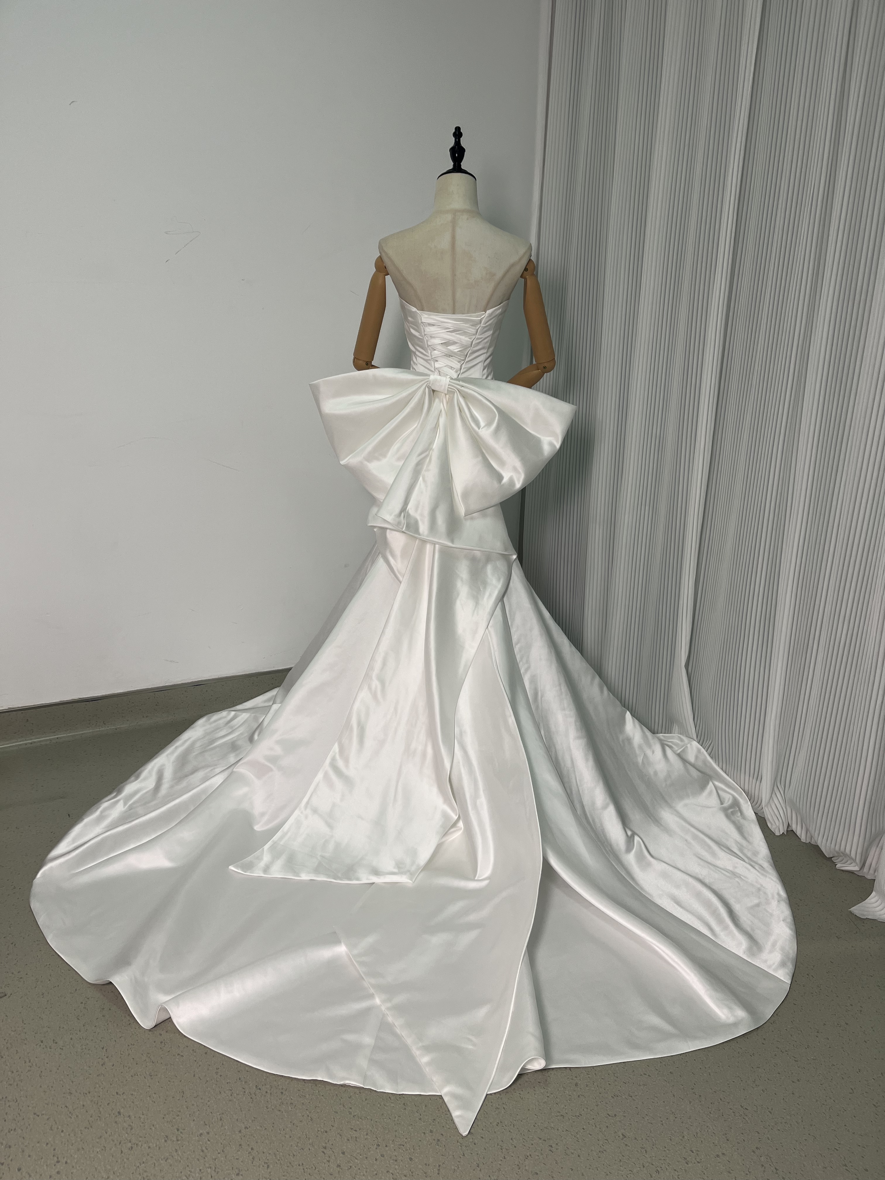 ウェディングドレス マーメイドライン ベアトップ ふっくら柔らかなバックリボン 光沢感 披露宴