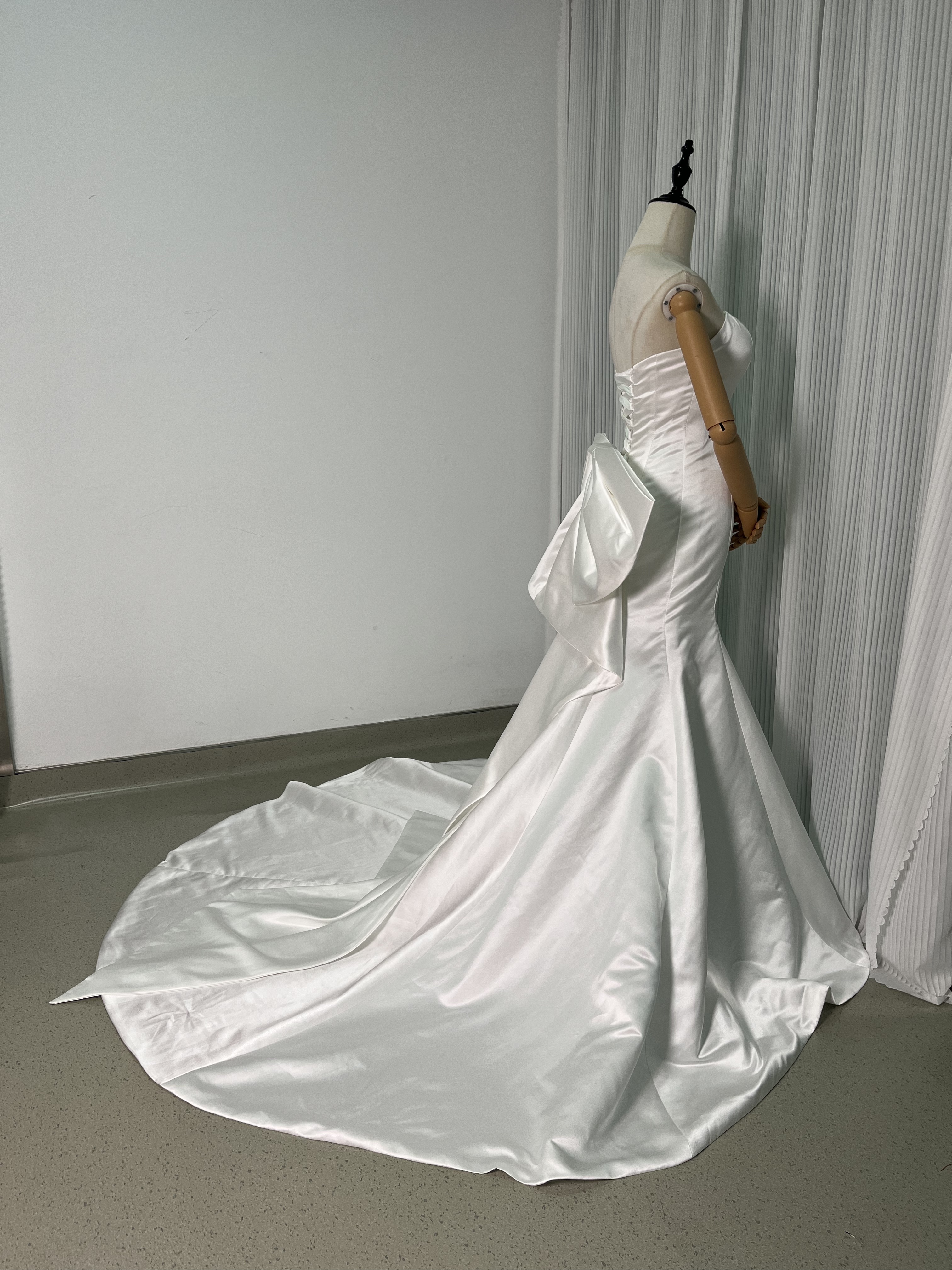 ウェディングドレス マーメイドライン ベアトップ ふっくら柔らかなバックリボン 光沢感 披露宴