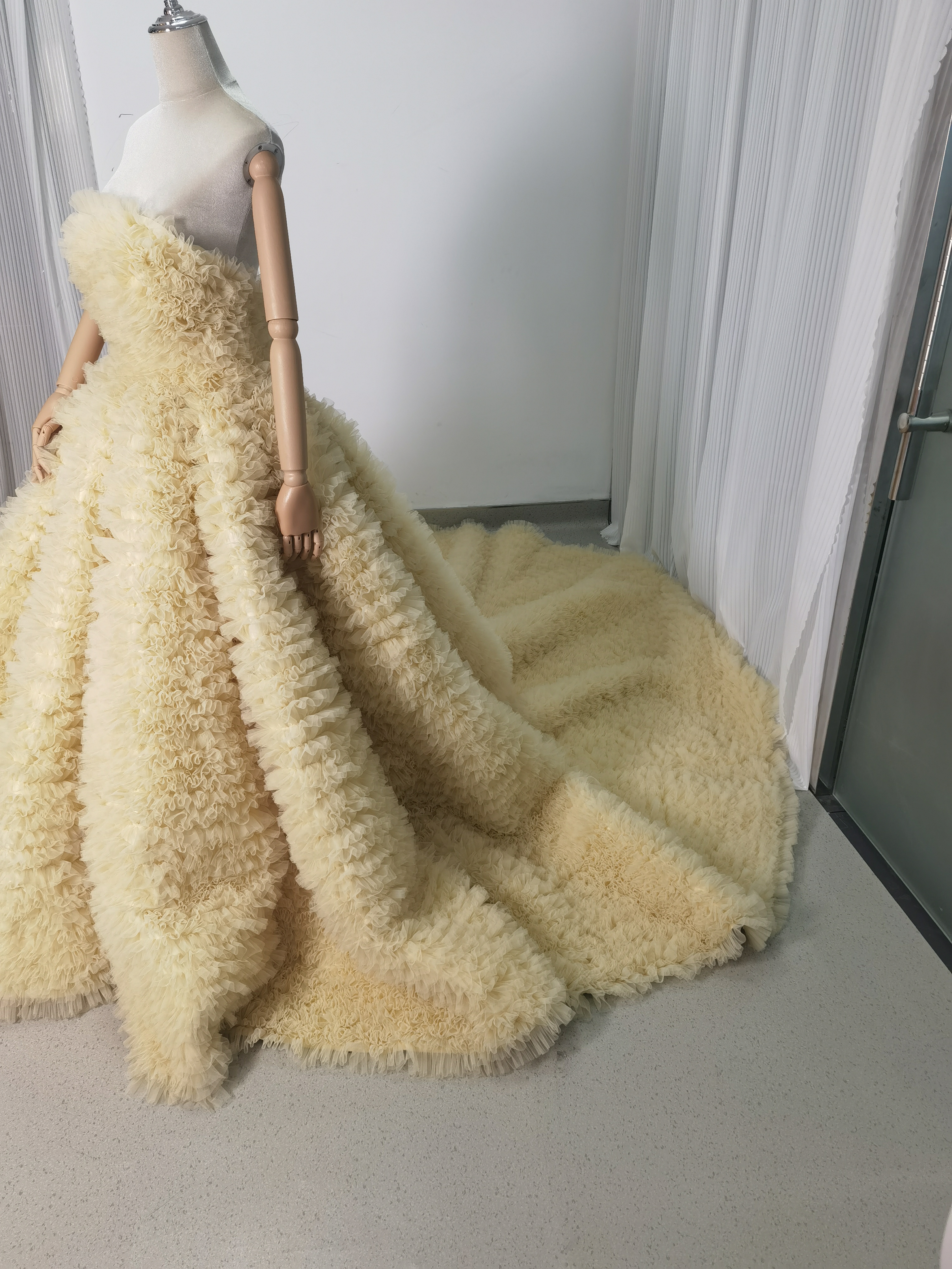 豪華！カラードレス パステルイエロー ベアトップ 柔らかく重ねたチュールスカート ボリュームドレス 結婚式