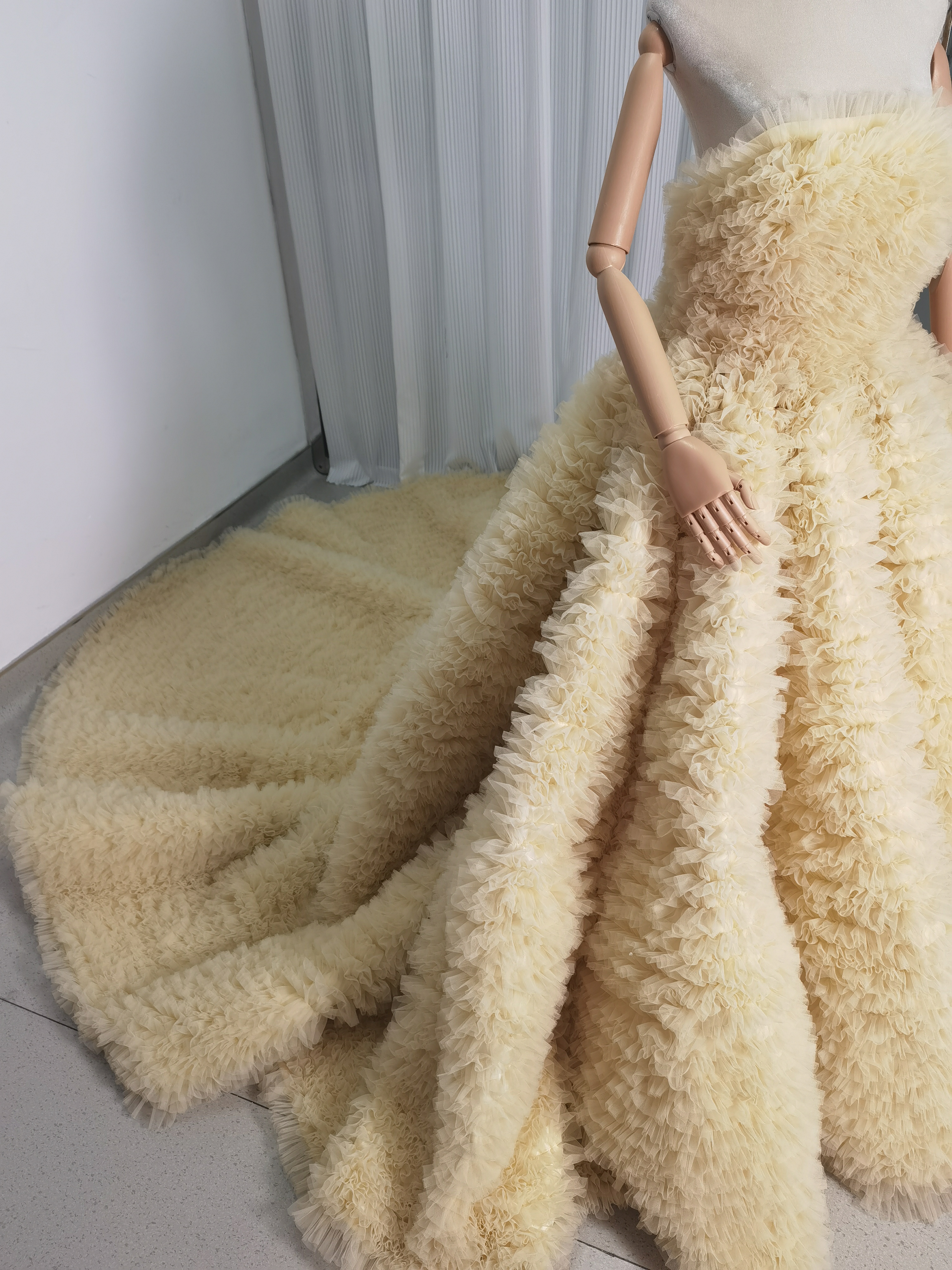 豪華！カラードレス パステルイエロー ベアトップ 柔らかく重ねたチュールスカート ボリュームドレス 結婚式