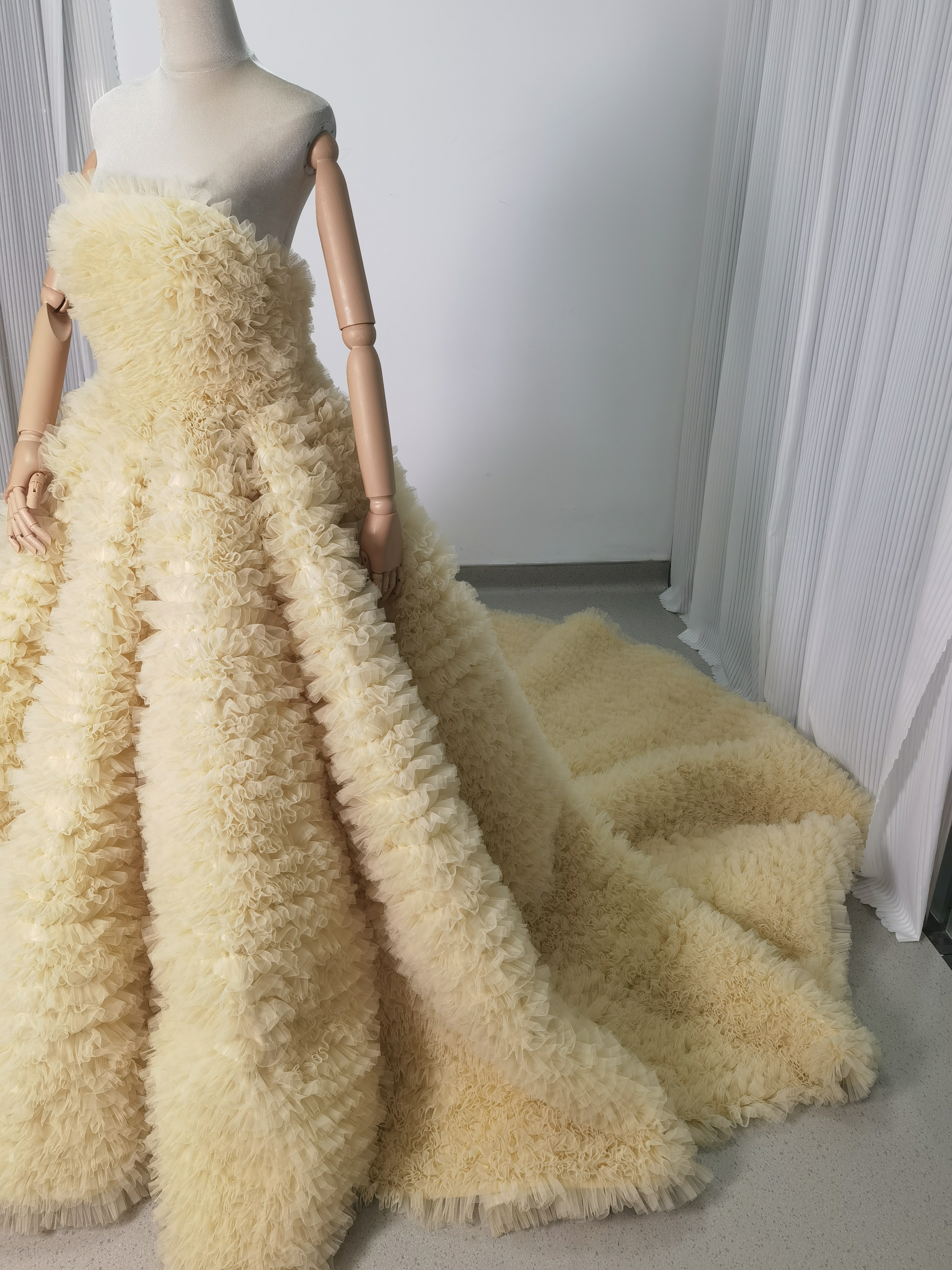 豪華！カラードレス パステルイエロー ベアトップ 柔らかく重ねたチュールスカート ボリュームドレス 結婚式