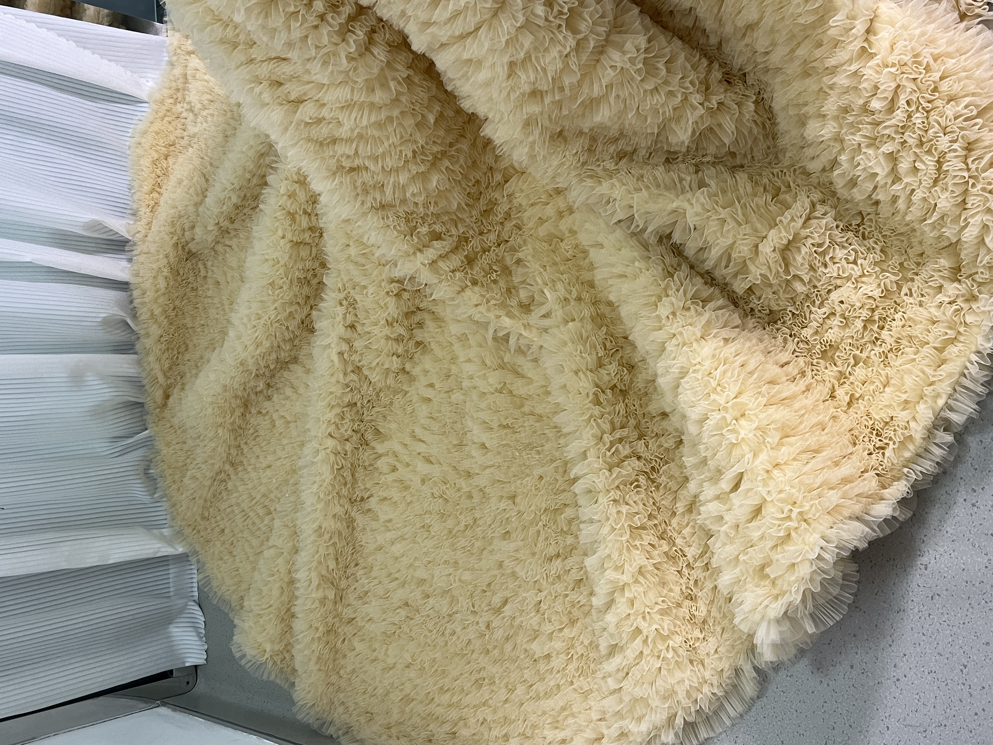 豪華！カラードレス パステルイエロー ベアトップ 柔らかく重ねたチュールスカート ボリュームドレス 結婚式