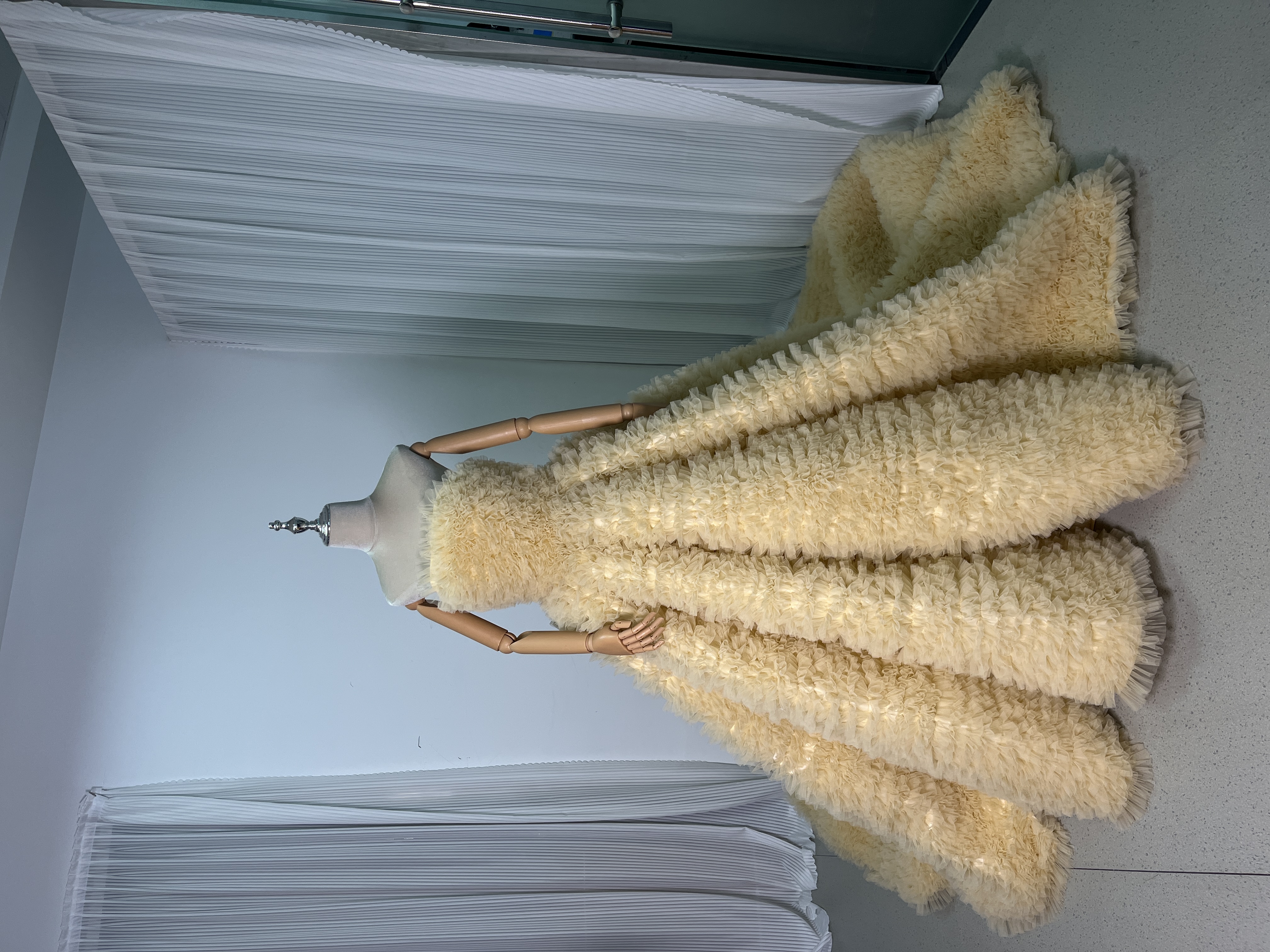 豪華！カラードレス パステルイエロー ベアトップ 柔らかく重ねたチュールスカート ボリュームドレス 結婚式