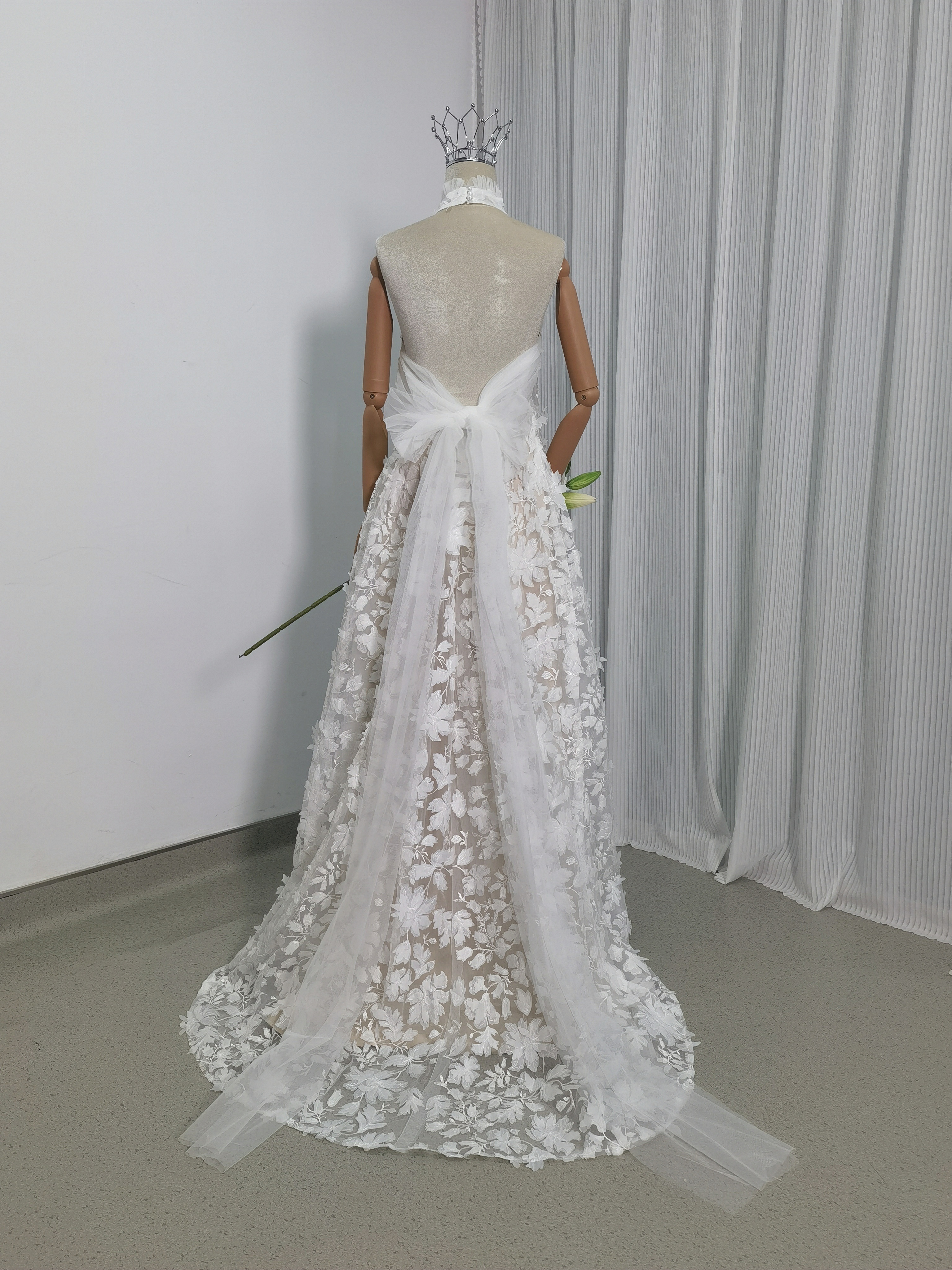 美品！ウェディングドレス ホルターネック 贅沢な総レース 背中見せ 3D立体レース刺繍 リボン 花嫁/前撮り