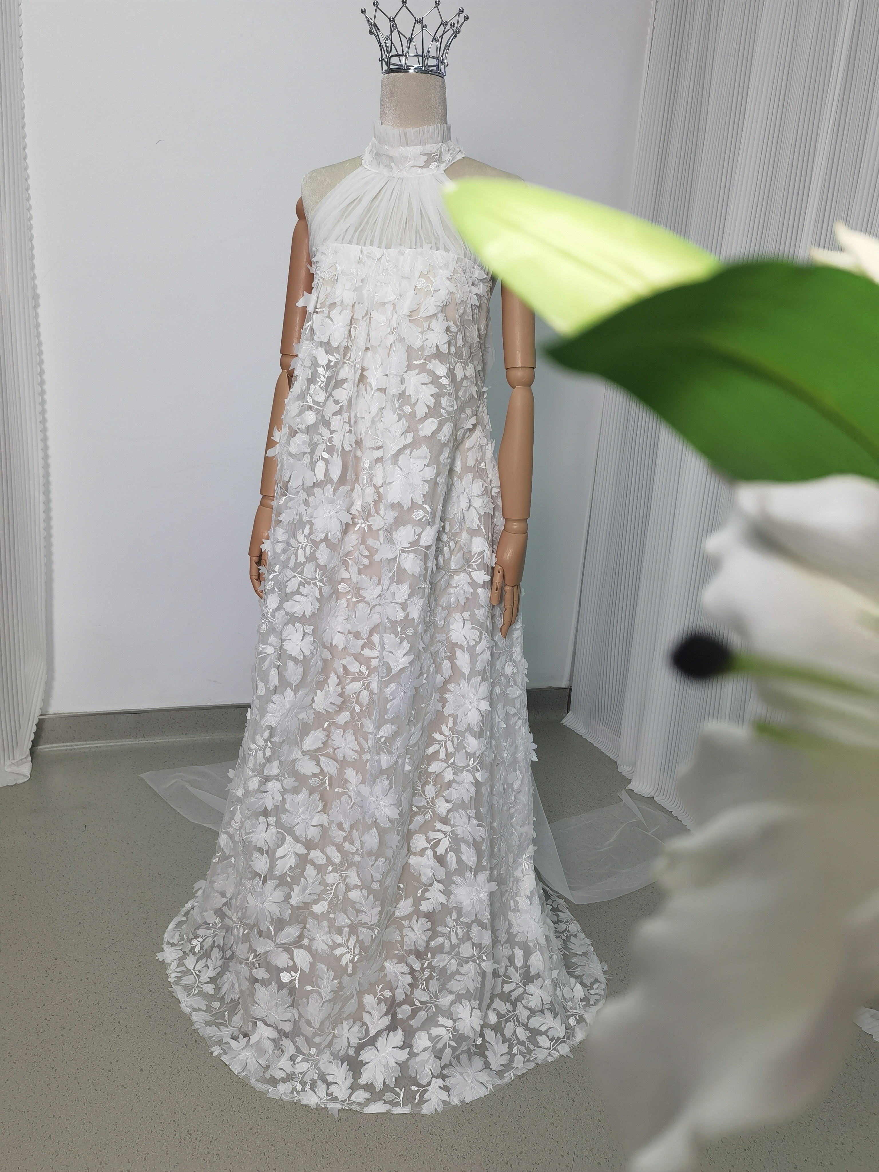 美品！ウェディングドレス ホルターネック 贅沢な総レース 背中見せ 3D立体レース刺繍 リボン 花嫁/前撮り