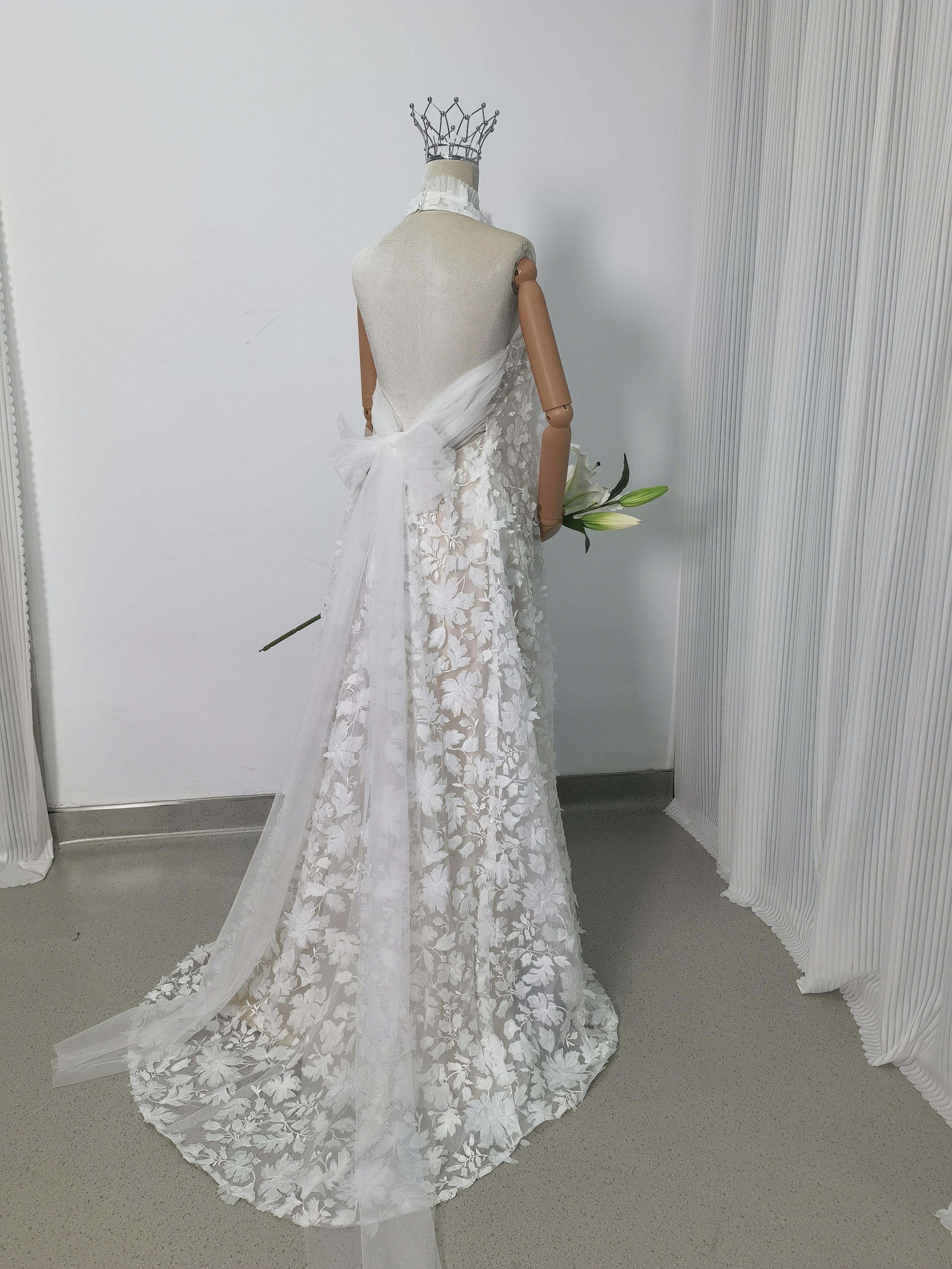 美品！ウェディングドレス ホルターネック 贅沢な総レース 背中見せ 3D立体レース刺繍 リボン 花嫁/前撮り