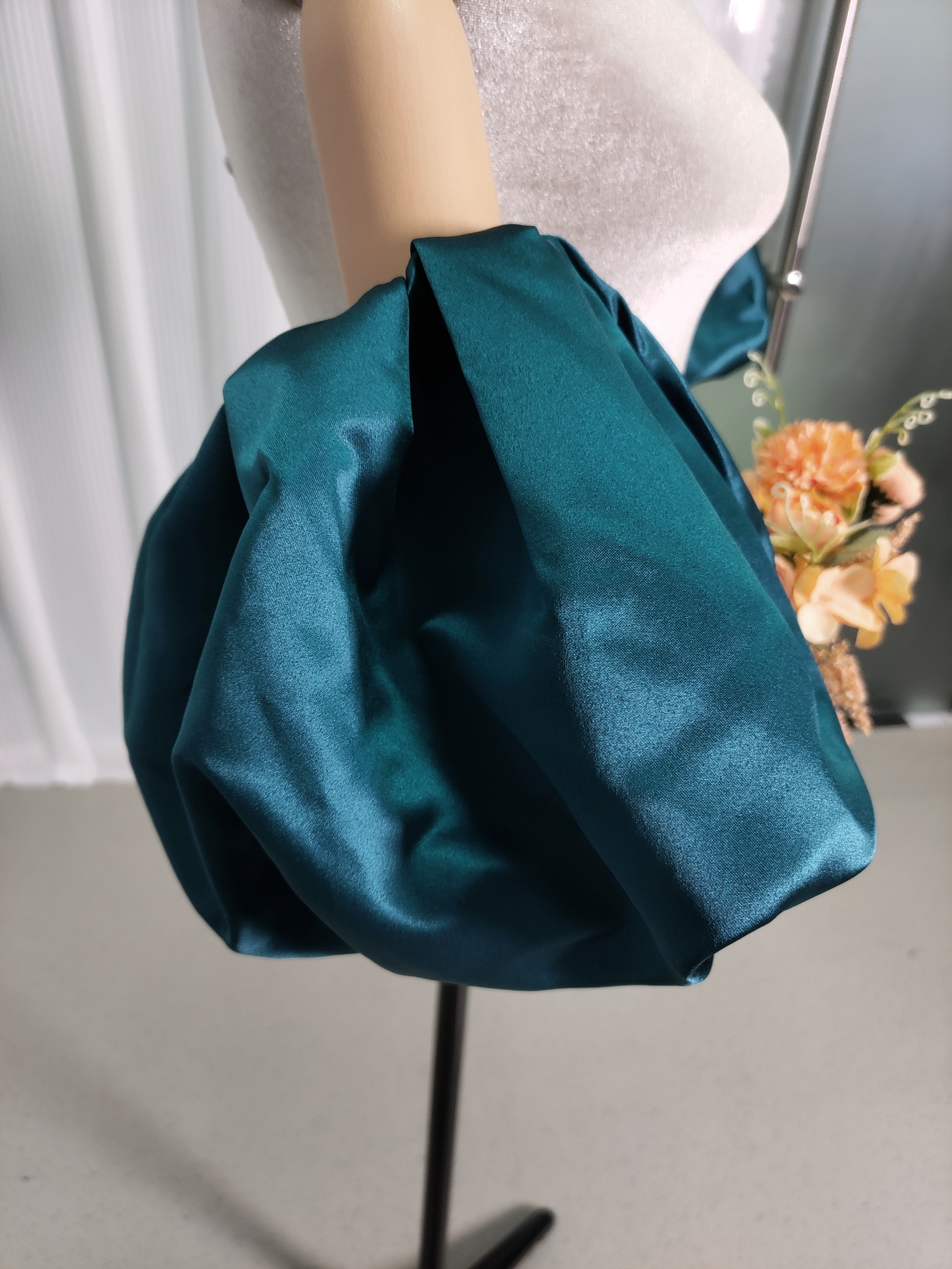 パフスリーブ 取り外し ジュエルブルー ストレッチ 色直し 光沢サテン 花嫁/ウェディングドレス