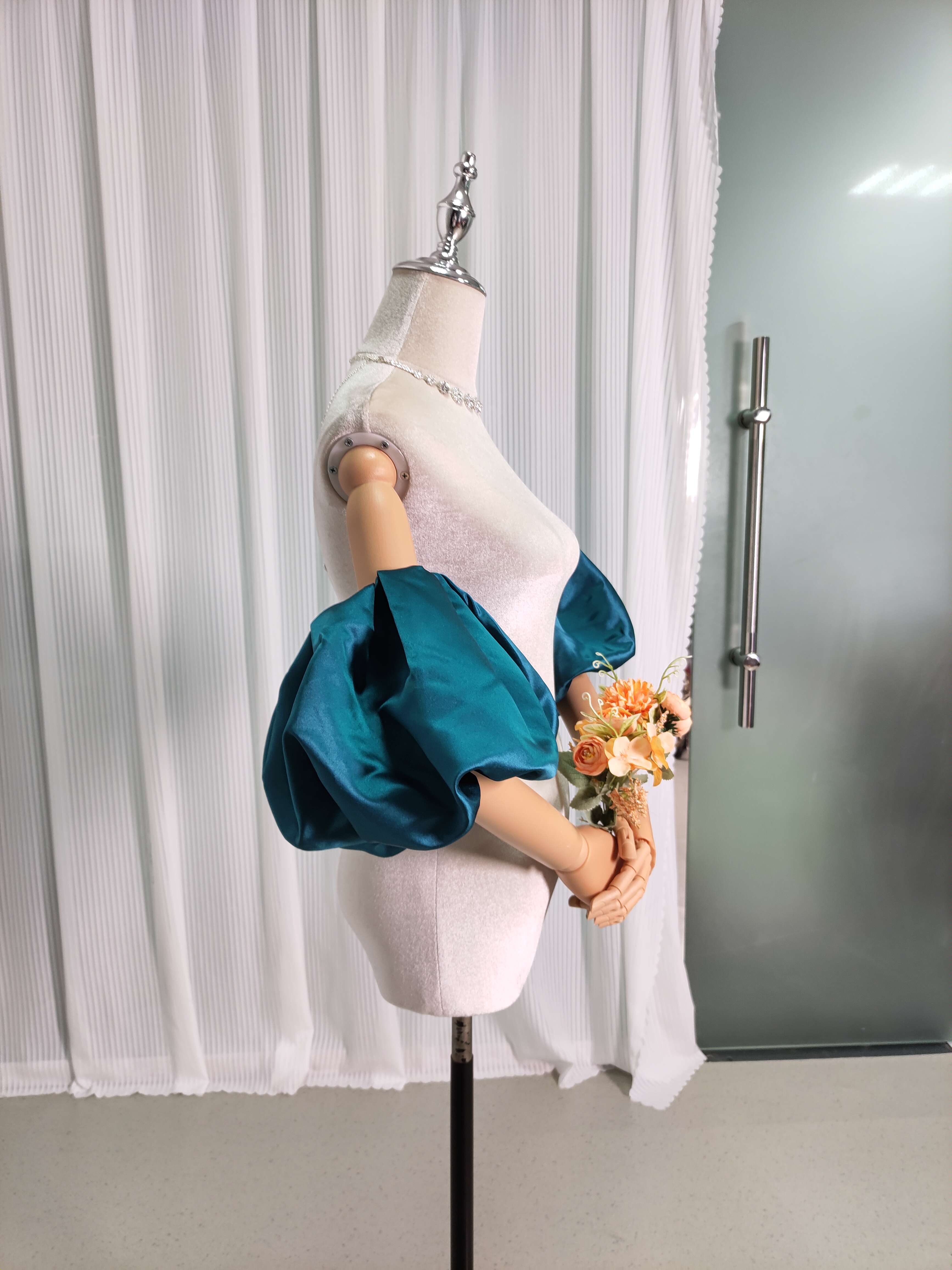 パフスリーブ 取り外し ジュエルブルー ストレッチ 色直し 光沢サテン 花嫁/ウェディングドレス