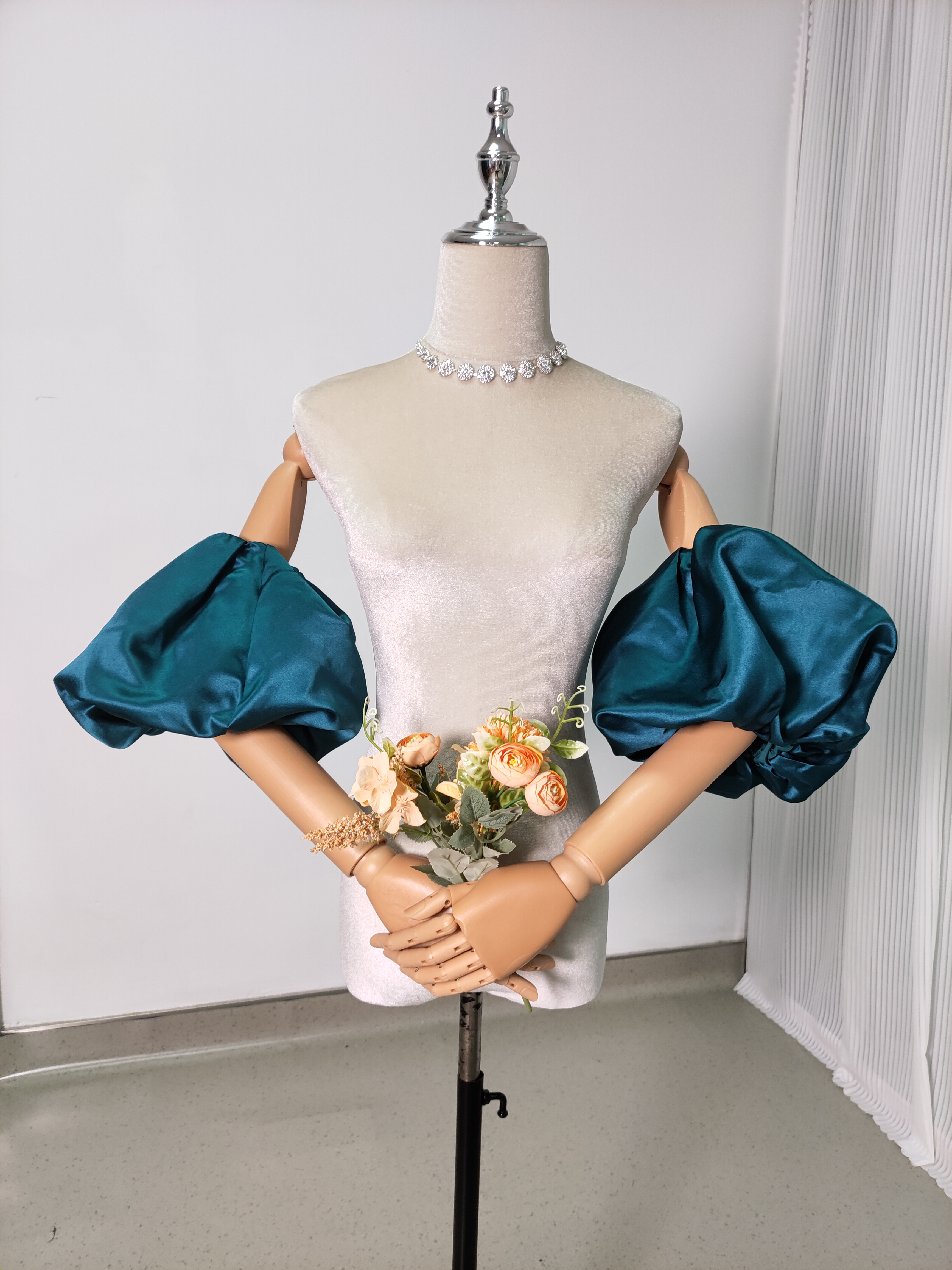 パフスリーブ 取り外し ジュエルブルー ストレッチ 色直し 光沢サテン 花嫁/ウェディングドレス