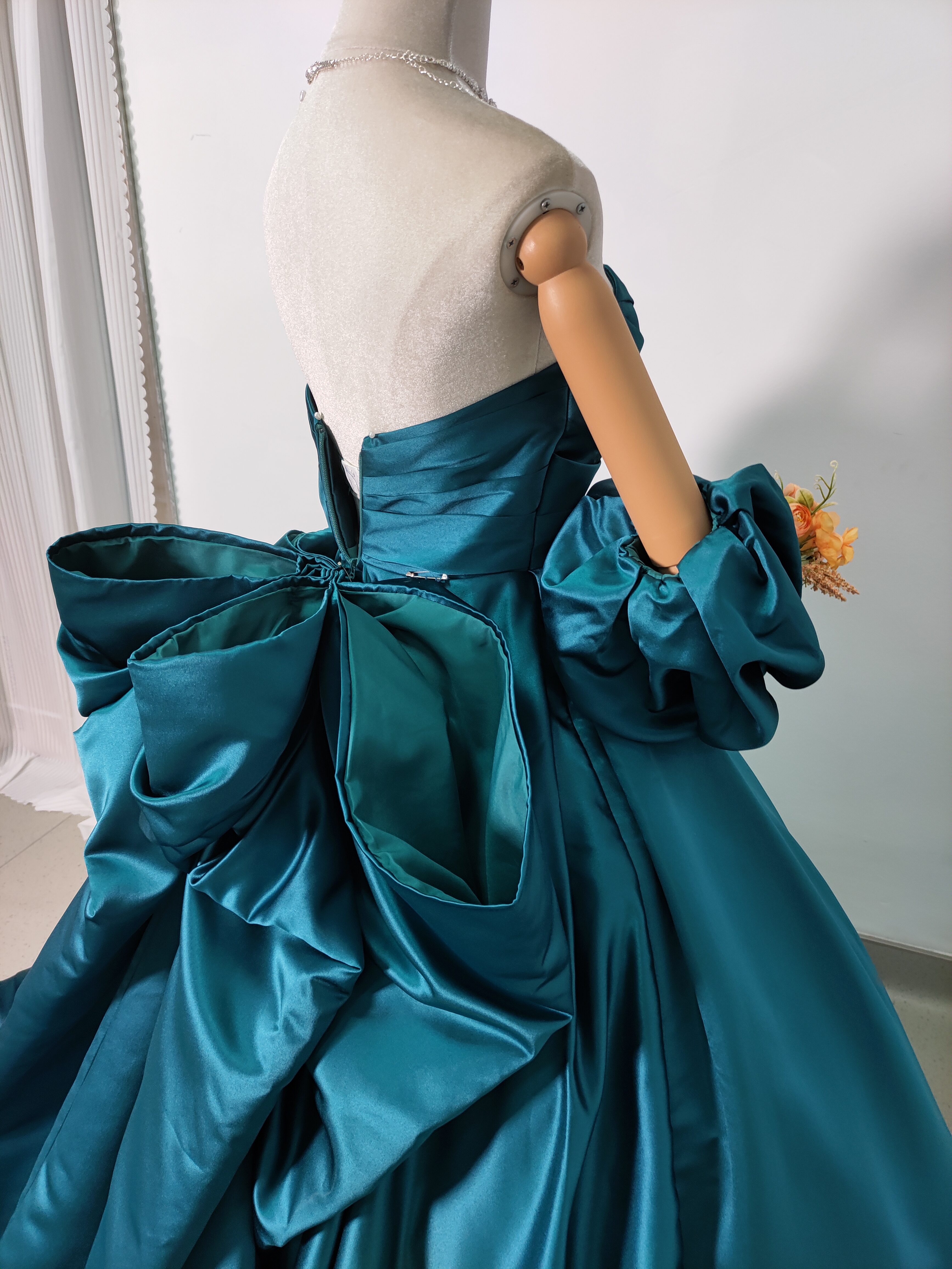 クラシカル カラードレス ジュエルブルー ベアトップ パフスリーブ ファスナー 豪華なバックリボン 花嫁/前撮り