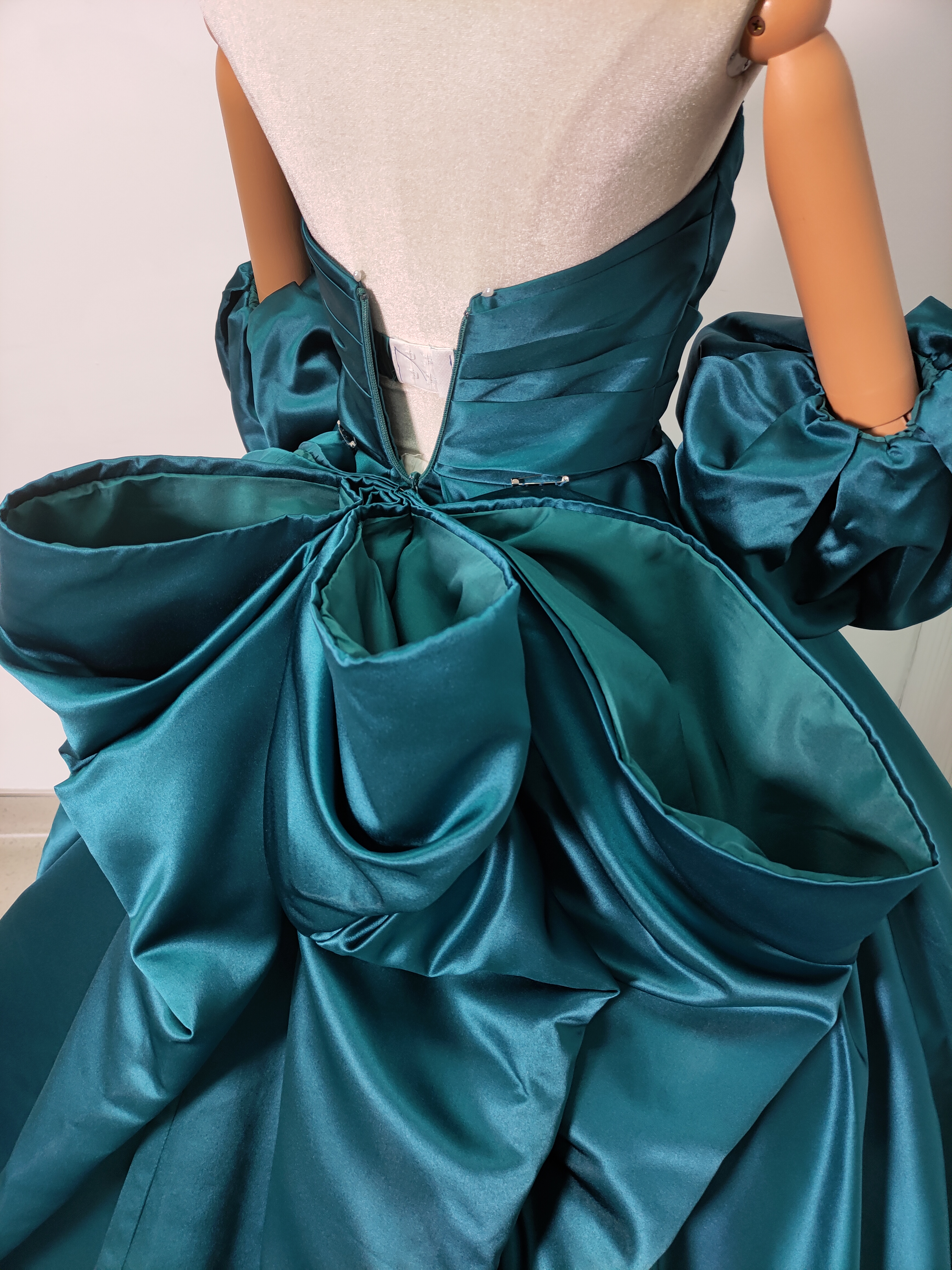 クラシカル カラードレス ジュエルブルー ベアトップ パフスリーブ ファスナー 豪華なバックリボン 花嫁/前撮り