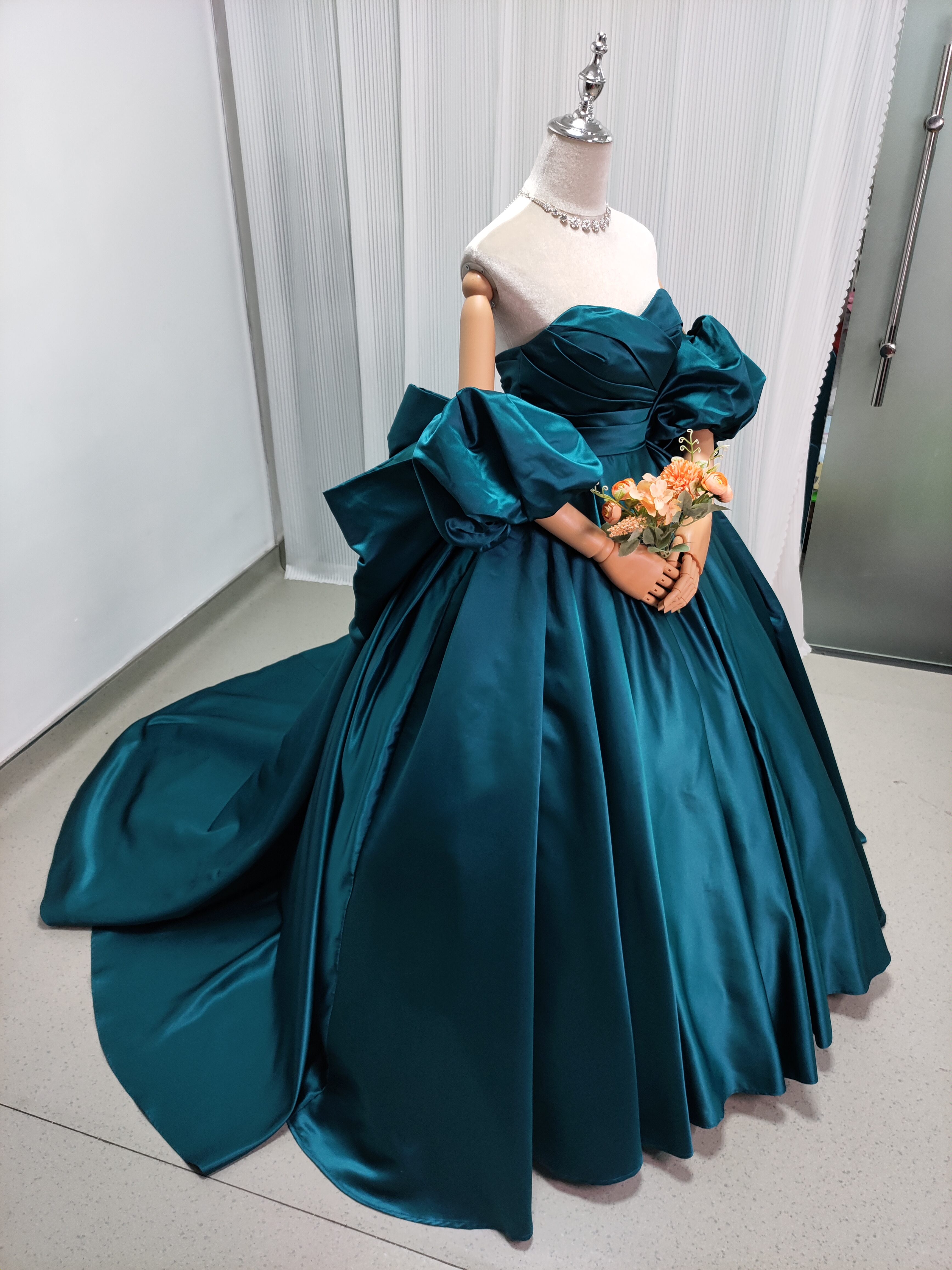 クラシカル カラードレス ジュエルブルー ベアトップ パフスリーブ ファスナー 豪華なバックリボン 花嫁/前撮り