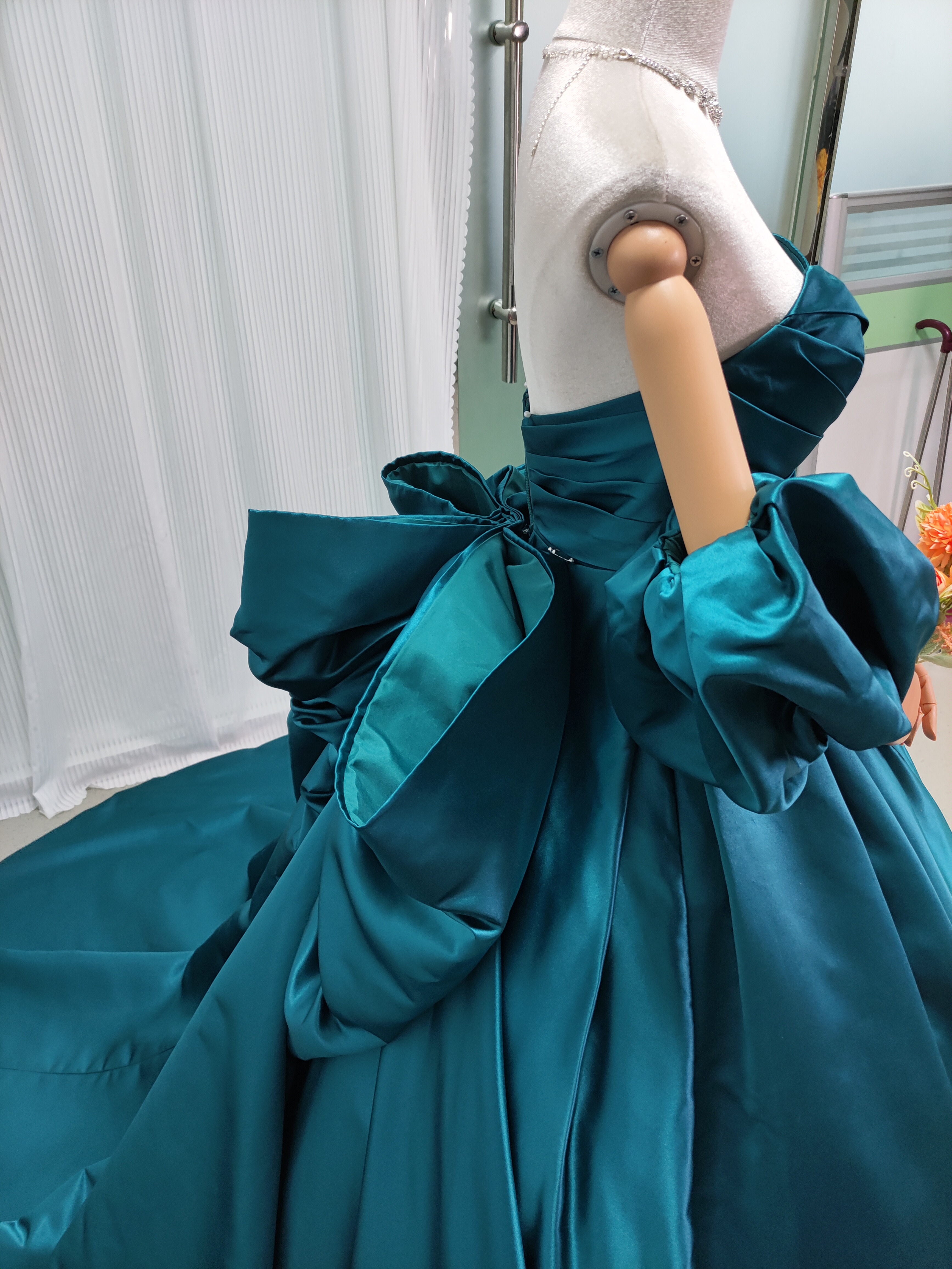 クラシカル カラードレス ジュエルブルー ベアトップ パフスリーブ ファスナー 豪華なバックリボン 花嫁/前撮り