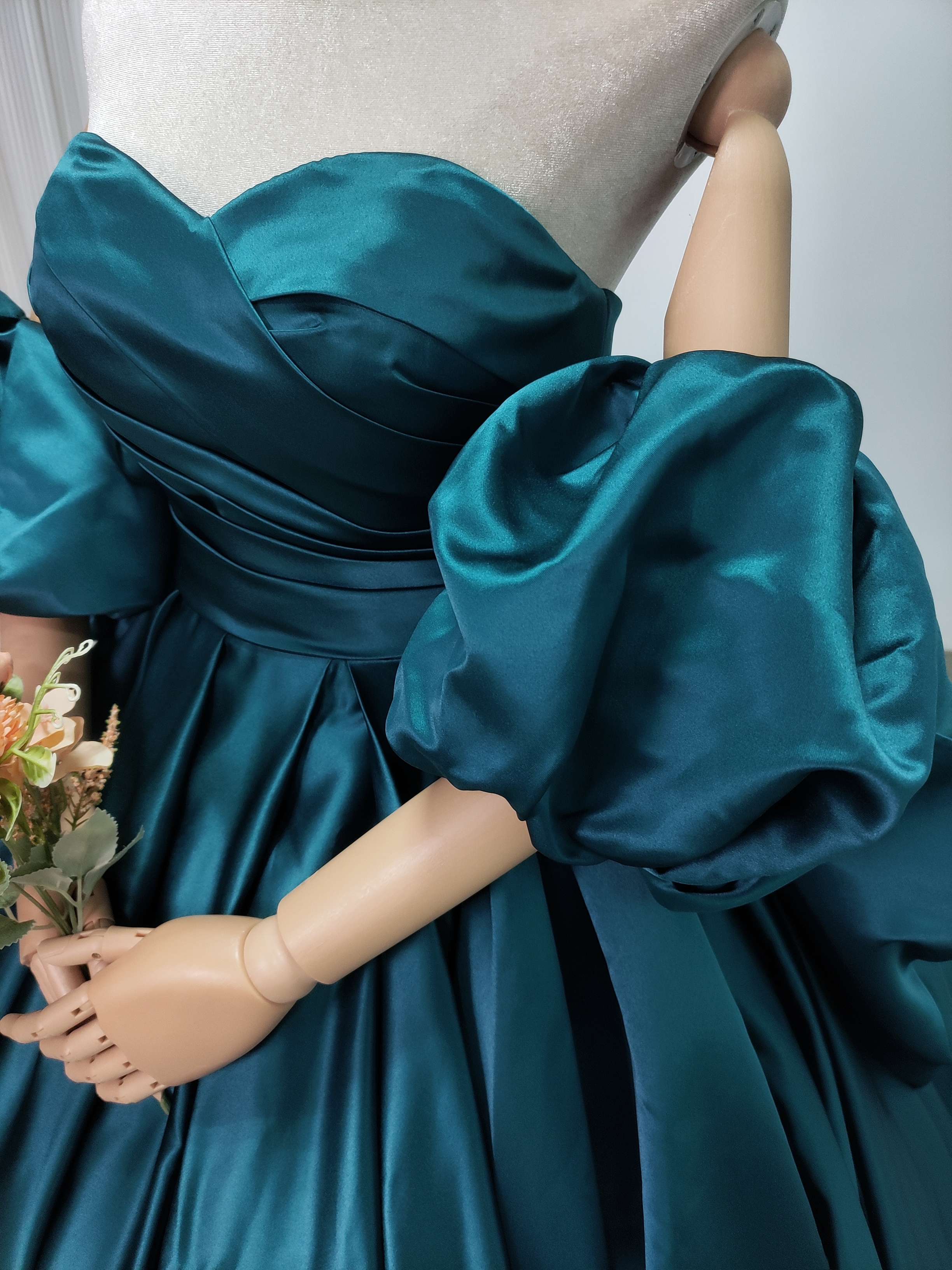 クラシカル カラードレス ジュエルブルー ベアトップ パフスリーブ ファスナー 豪華なバックリボン 花嫁/前撮り