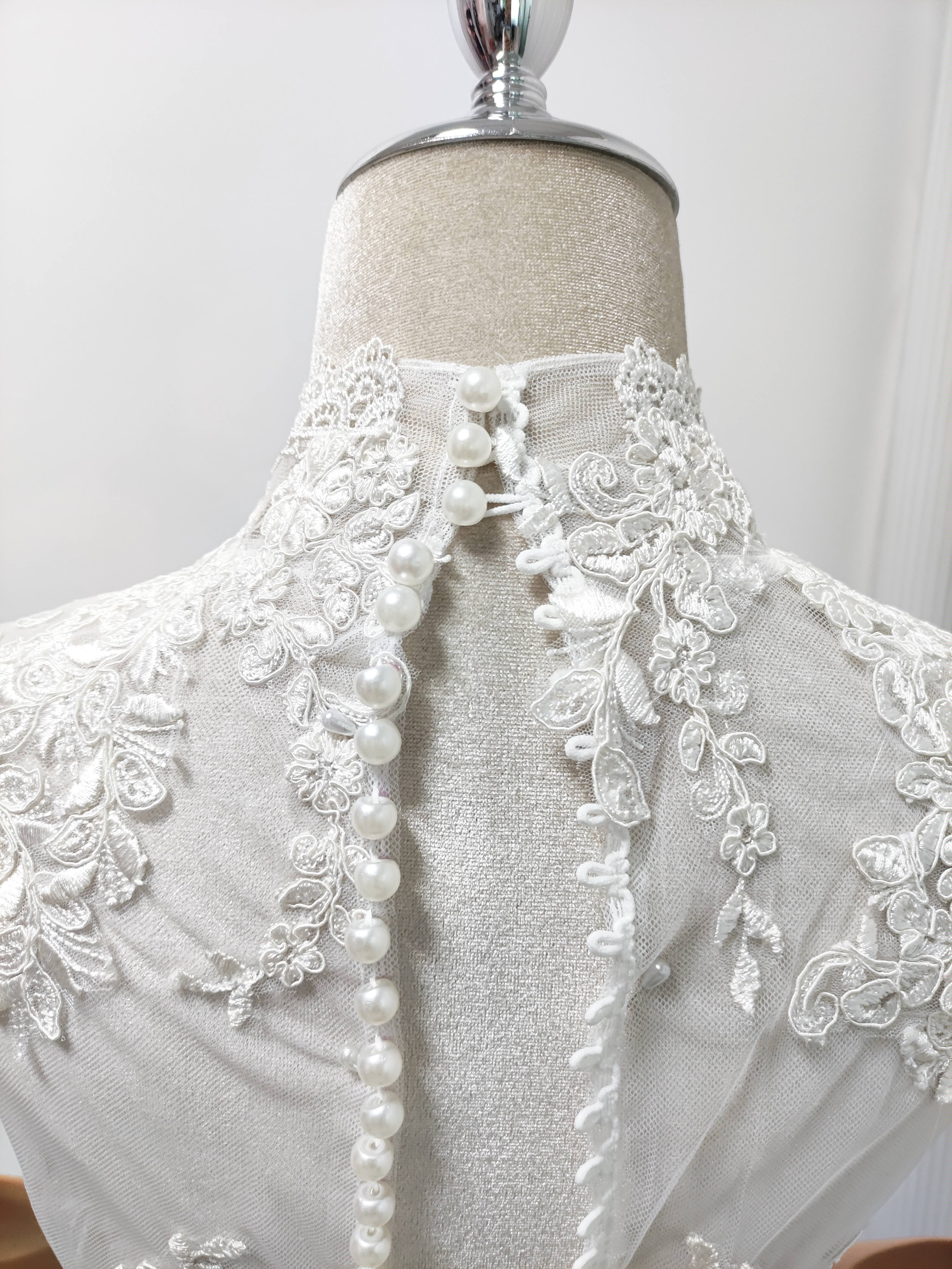 可憐な花刺繍のトップス ボレロ くるみボタン ハイネック リーフ刺繍 半袖 花嫁/ウェディングドレス