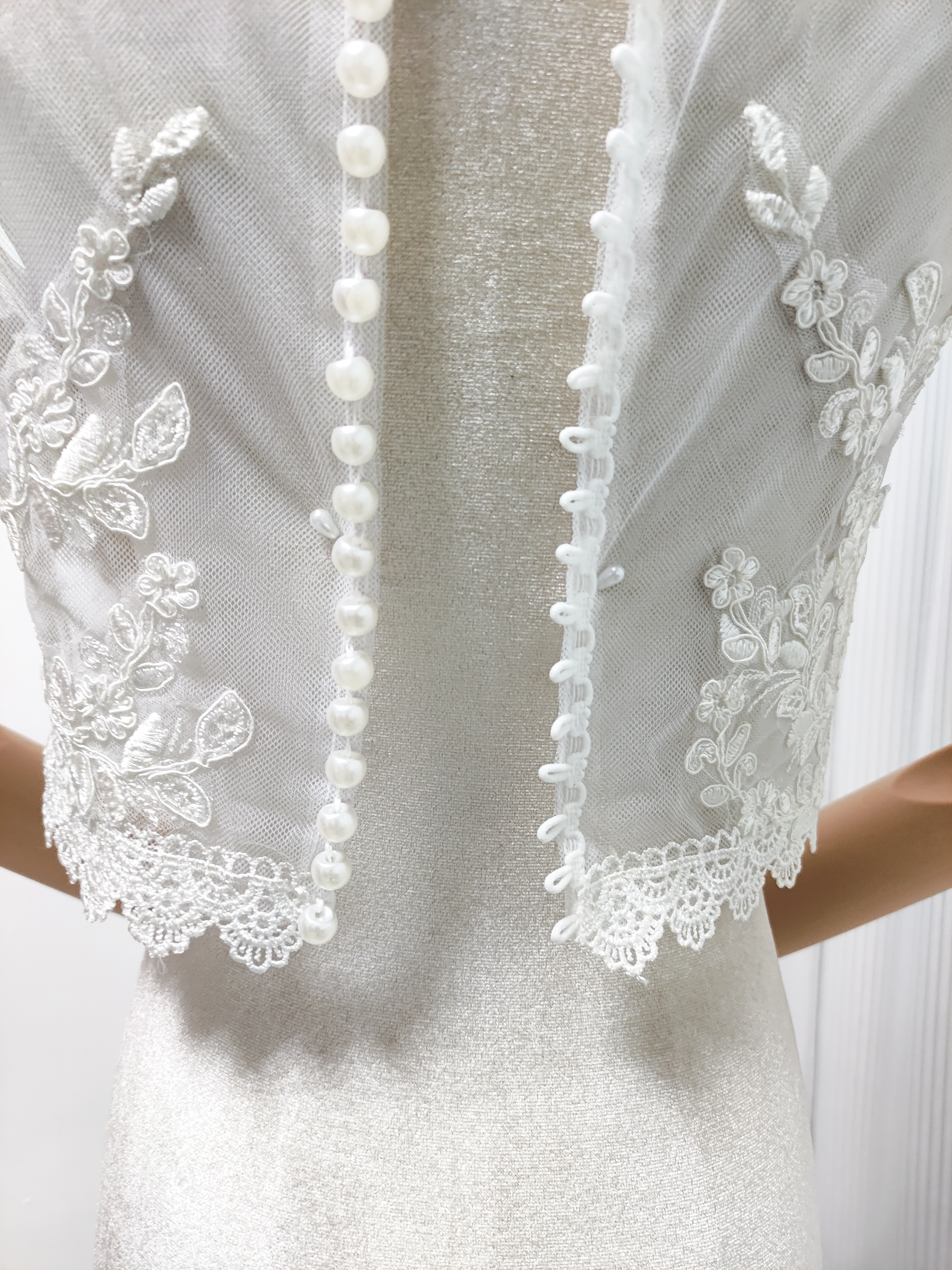 可憐な花刺繍のトップス ボレロ くるみボタン ハイネック リーフ刺繍 半袖 花嫁/ウェディングドレス