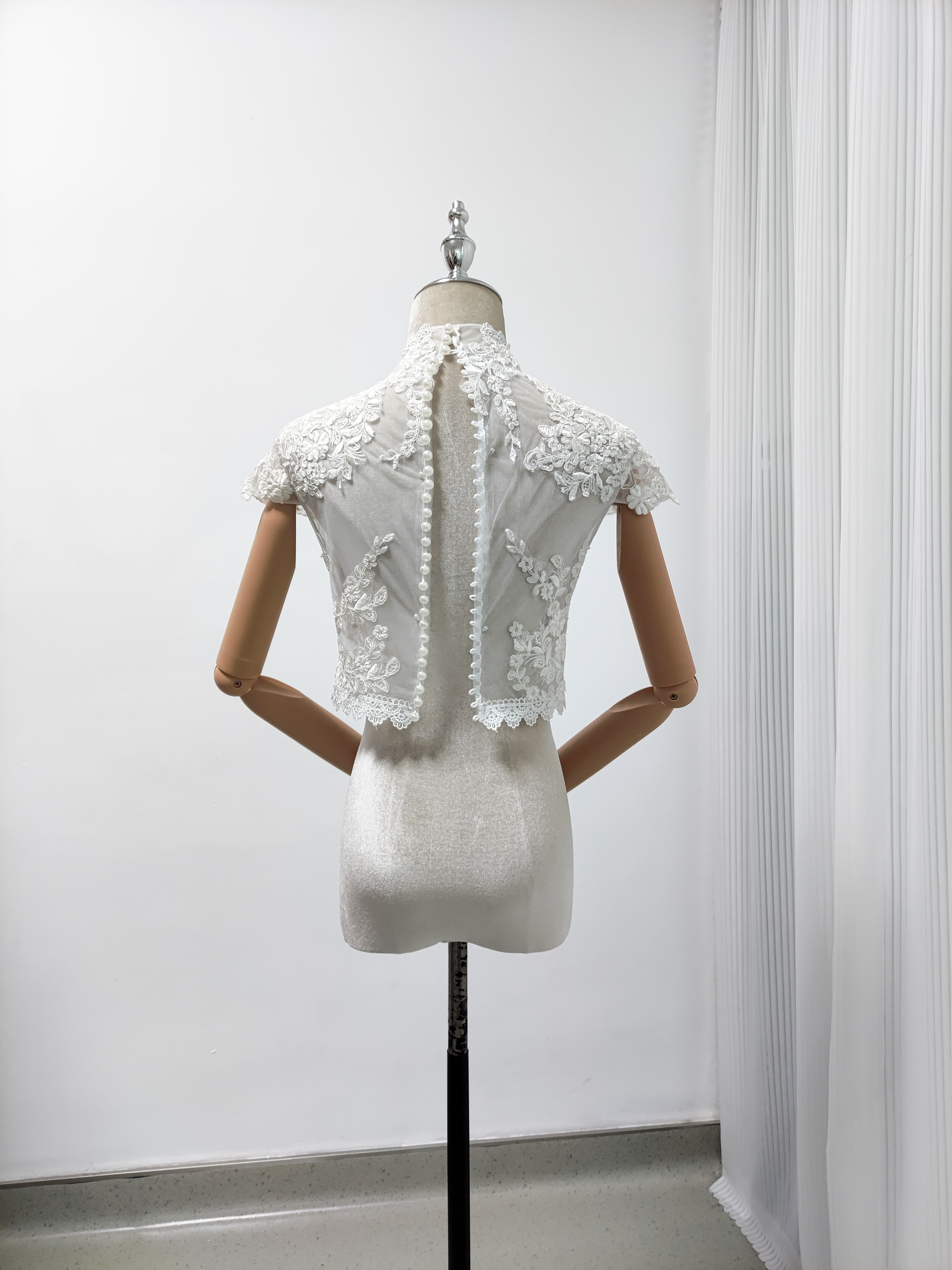 可憐な花刺繍のトップス ボレロ くるみボタン ハイネック リーフ刺繍 半袖 花嫁/ウェディングドレス