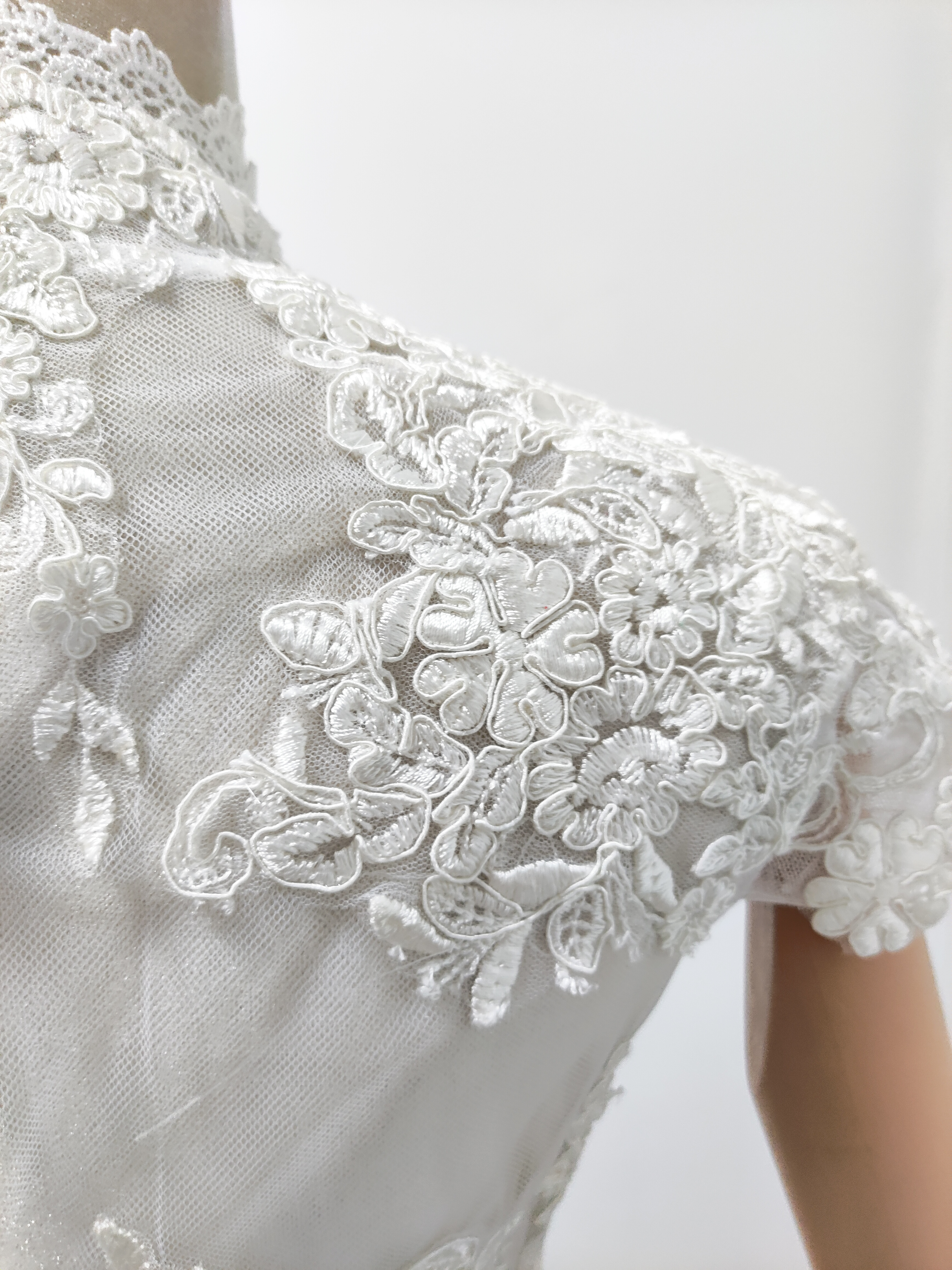 可憐な花刺繍のトップス ボレロ くるみボタン ハイネック リーフ刺繍 半袖 花嫁/ウェディングドレス