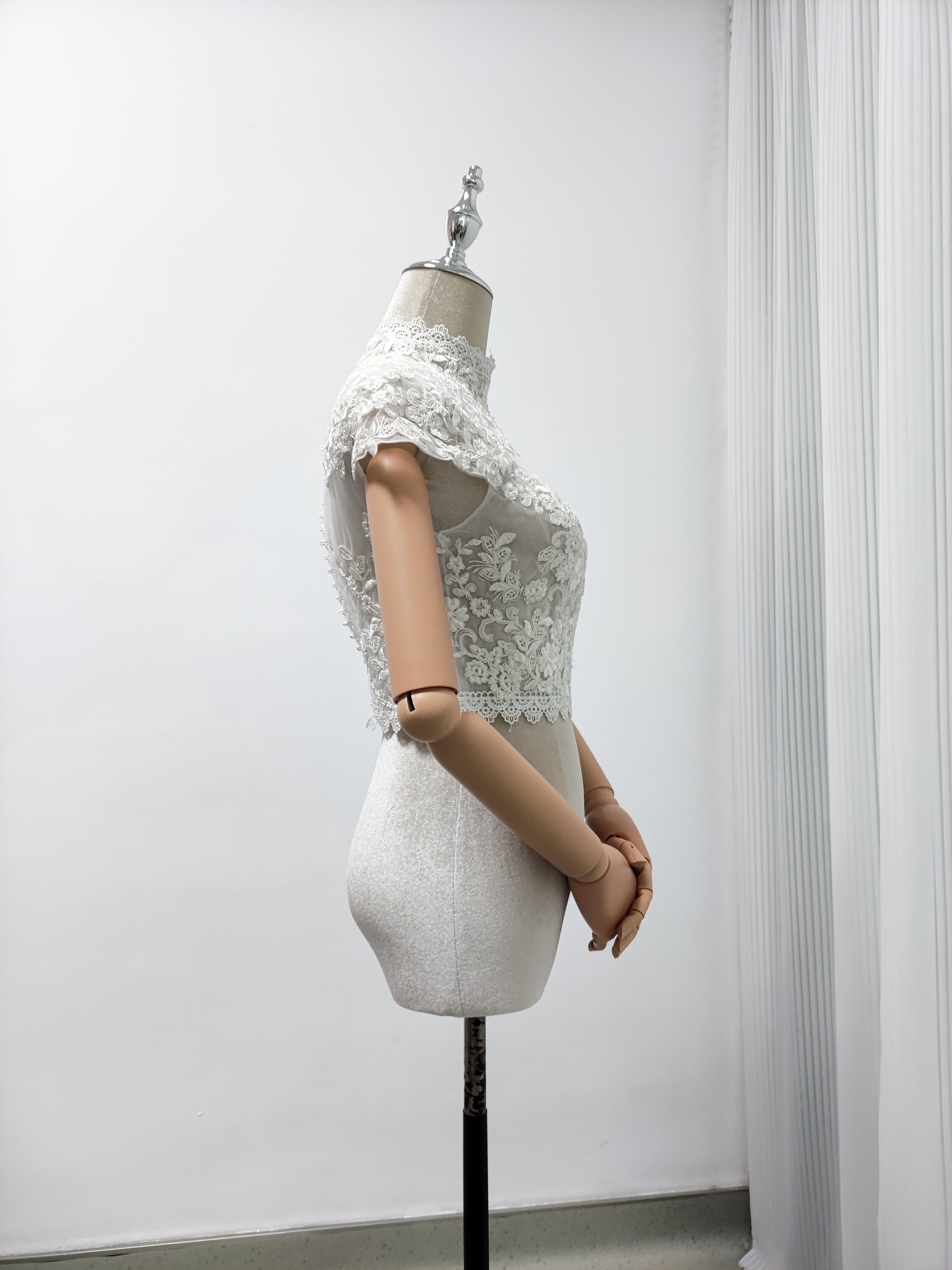 可憐な花刺繍のトップス ボレロ くるみボタン ハイネック リーフ刺繍 半袖 花嫁/ウェディングドレス