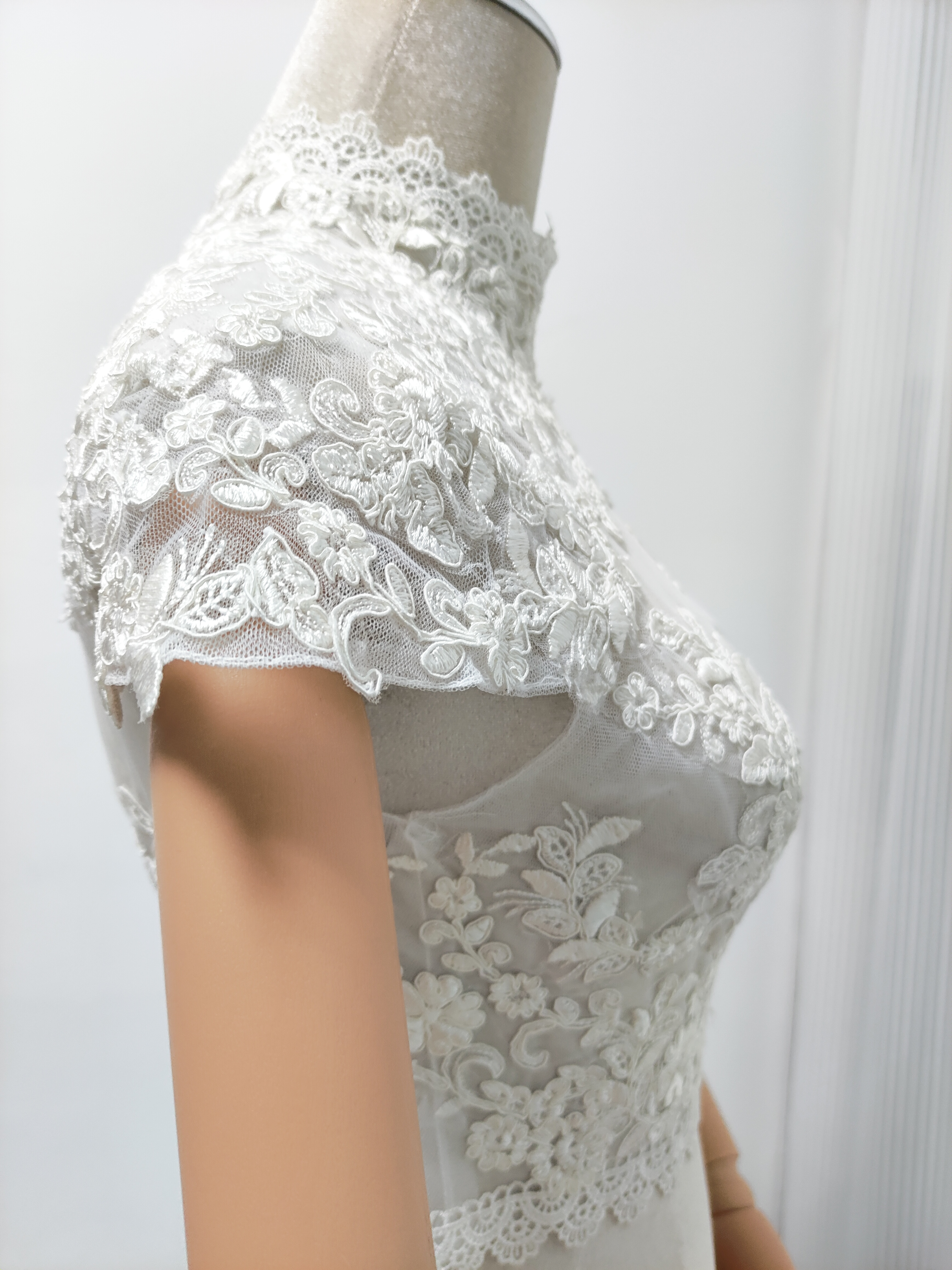 可憐な花刺繍のトップス ボレロ くるみボタン ハイネック リーフ刺繍 半袖 花嫁/ウェディングドレス