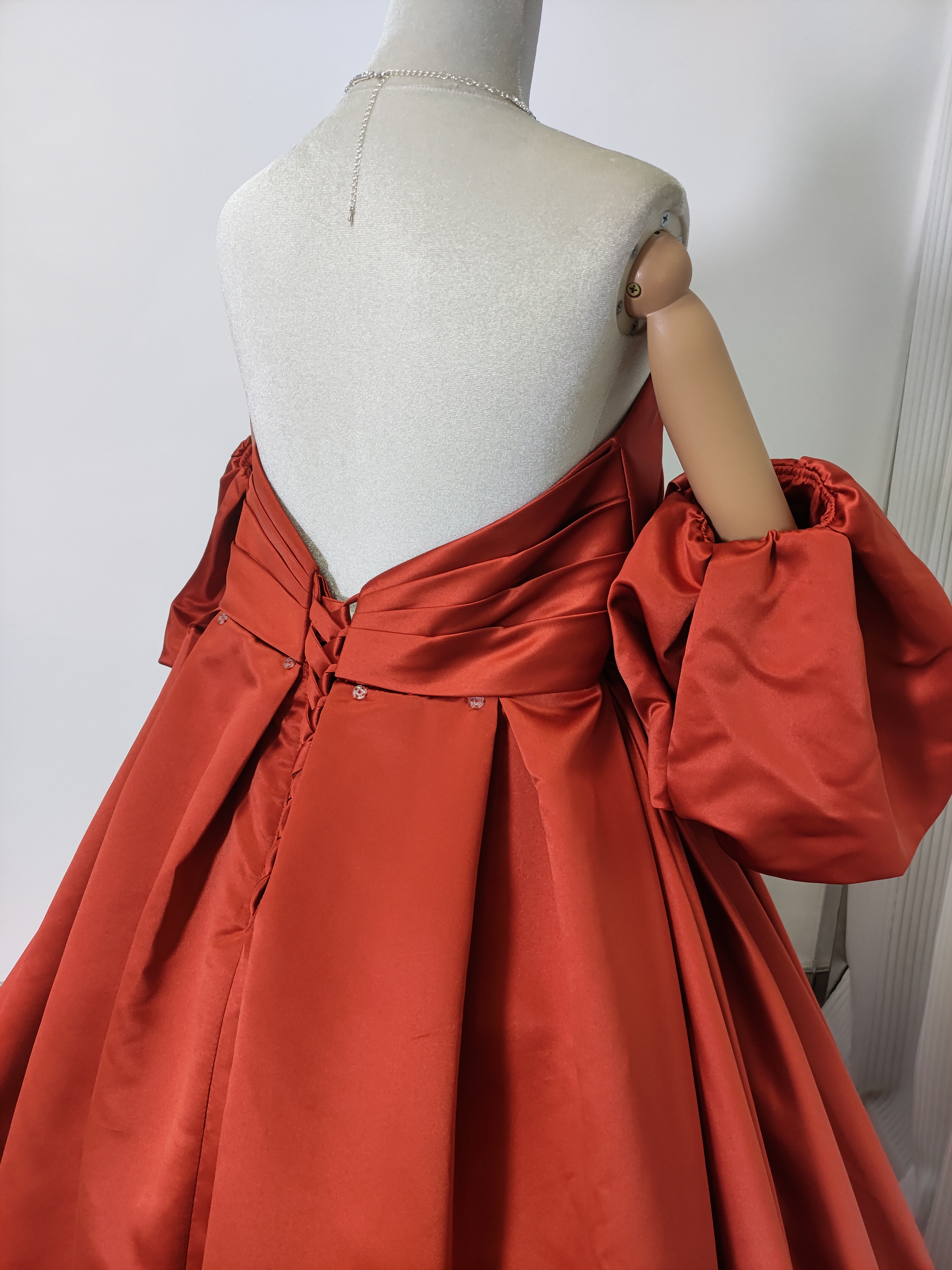 カラードレス テラコッタ色 ベアトップ パフスリーブ 妊婦 光沢サテン ロングトレーン 花嫁