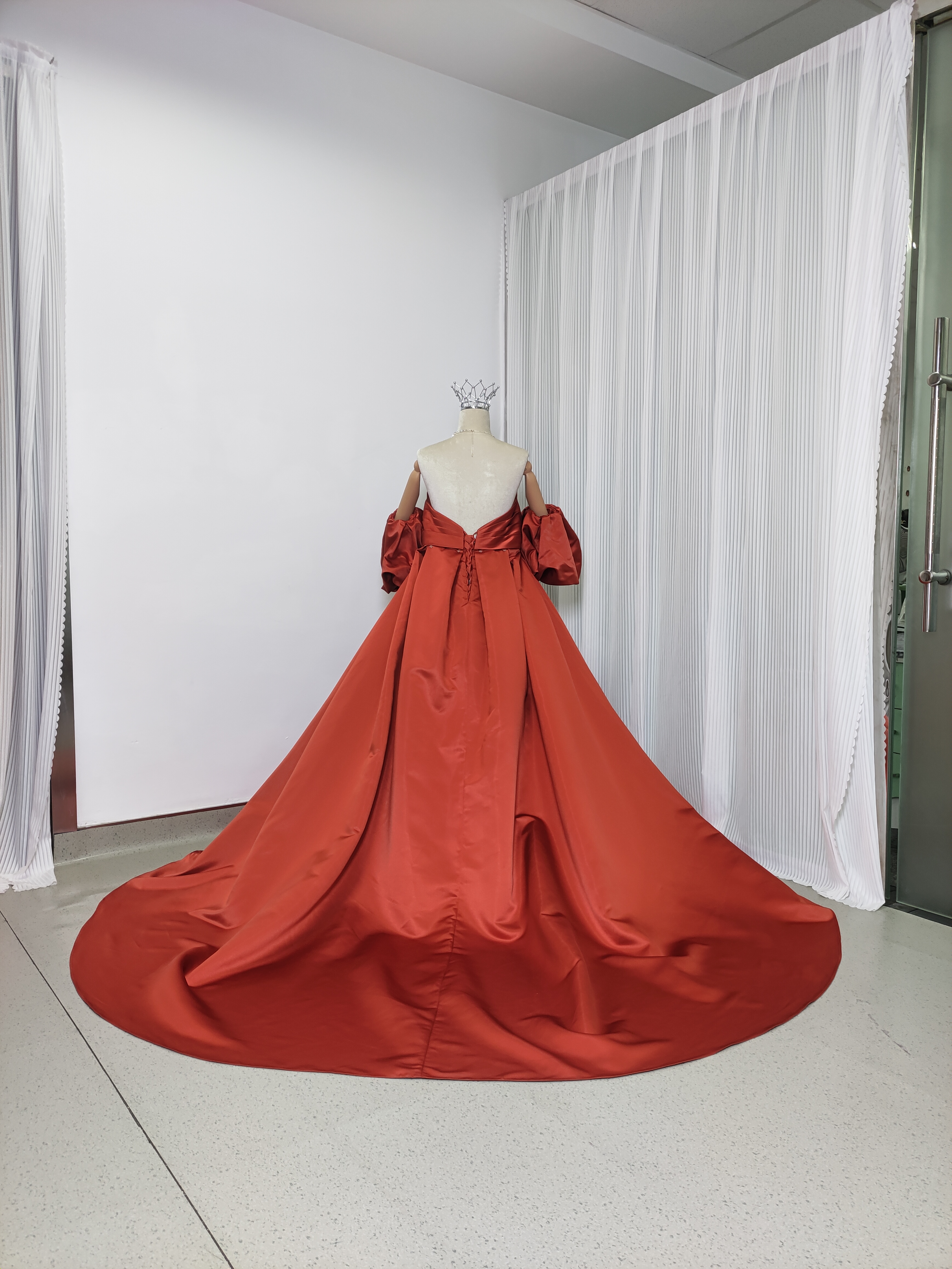 カラードレス テラコッタ色 ベアトップ パフスリーブ 妊婦 光沢サテン ロングトレーン 花嫁