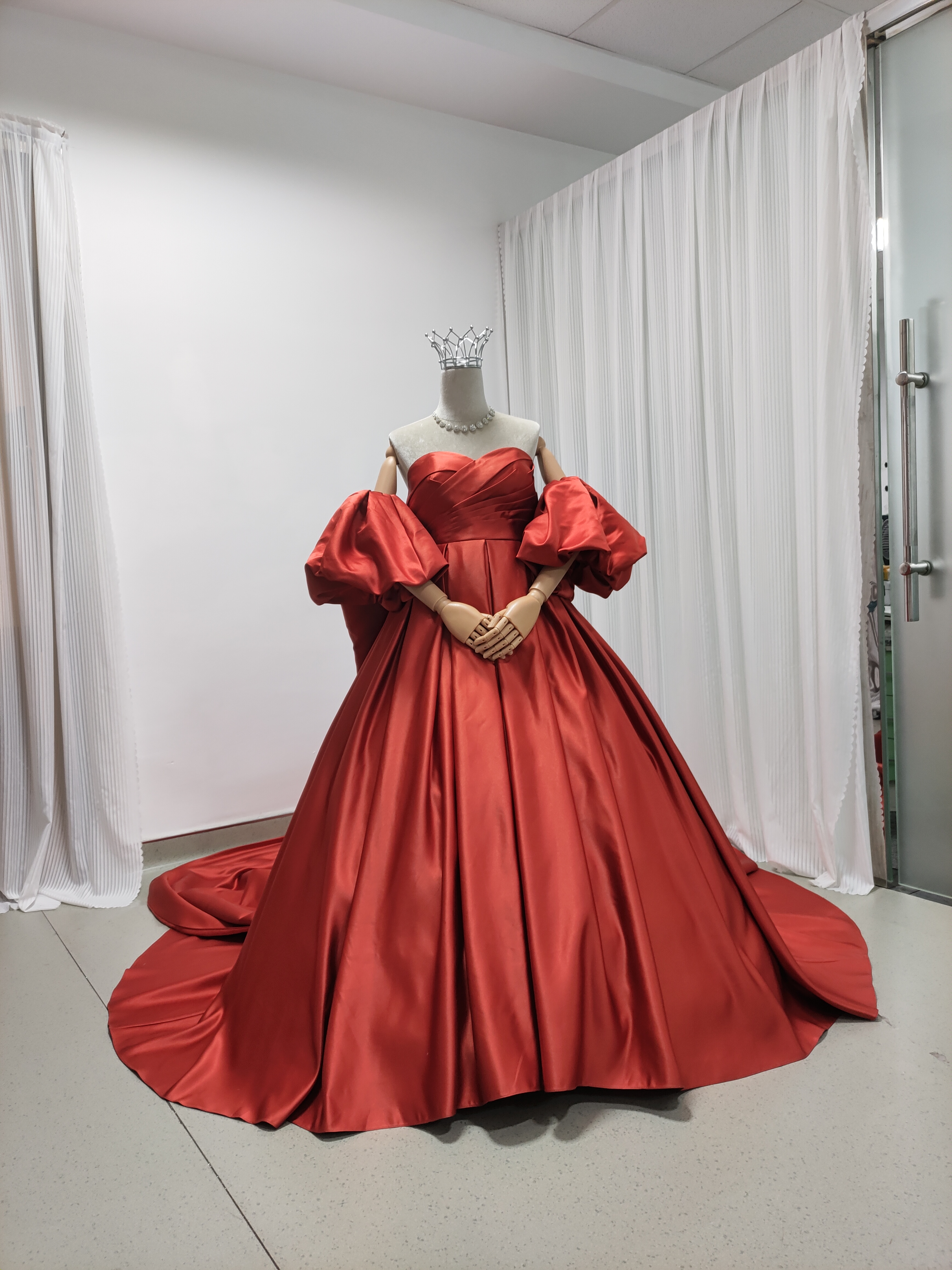 カラードレス テラコッタ色 ベアトップ パフスリーブ 妊婦 光沢サテン ロングトレーン 花嫁