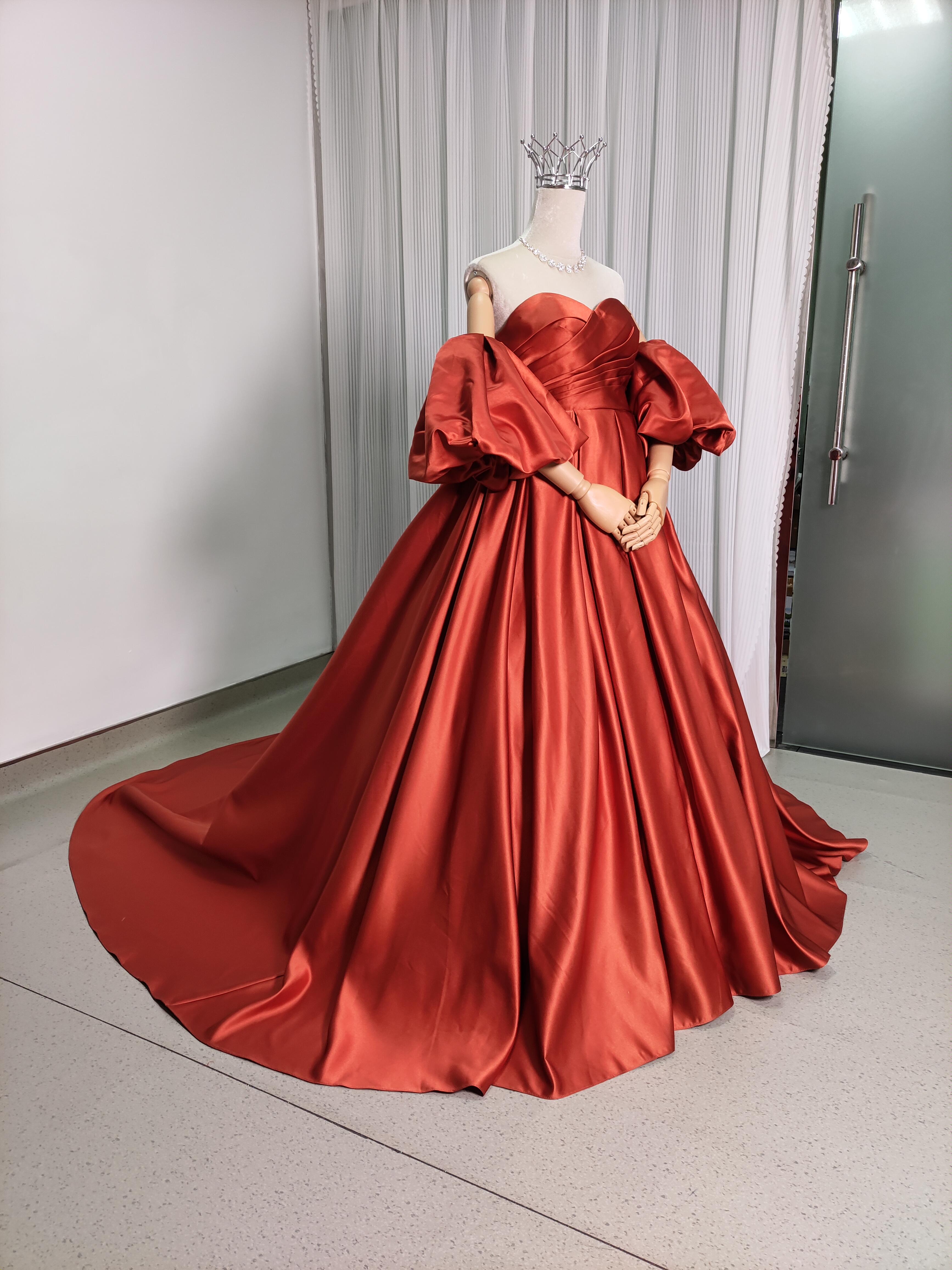 カラードレス テラコッタ色 ベアトップ パフスリーブ 妊婦 光沢サテン ロングトレーン 花嫁