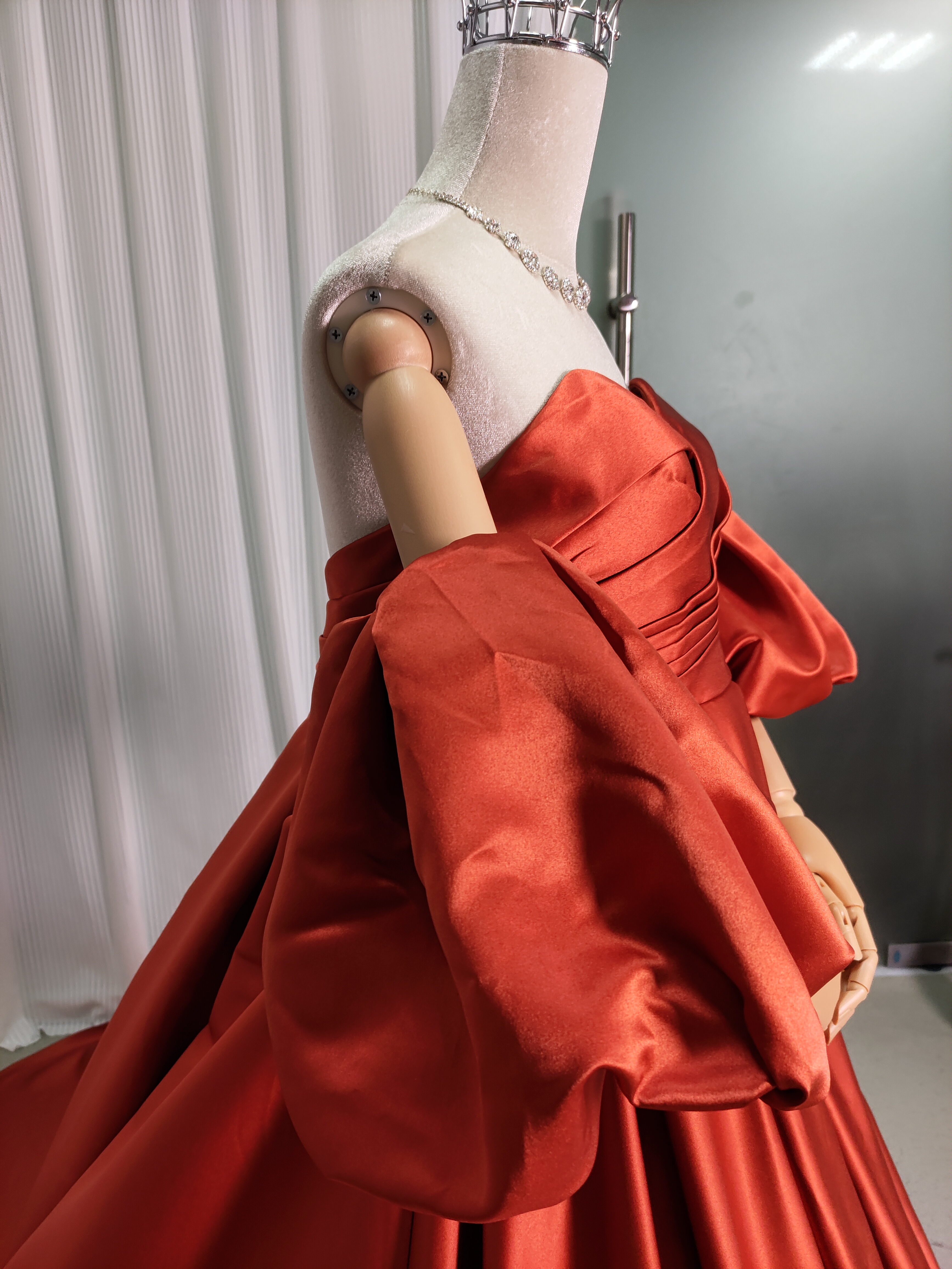 カラードレス テラコッタ色 ベアトップ パフスリーブ 妊婦 光沢サテン ロングトレーン 花嫁