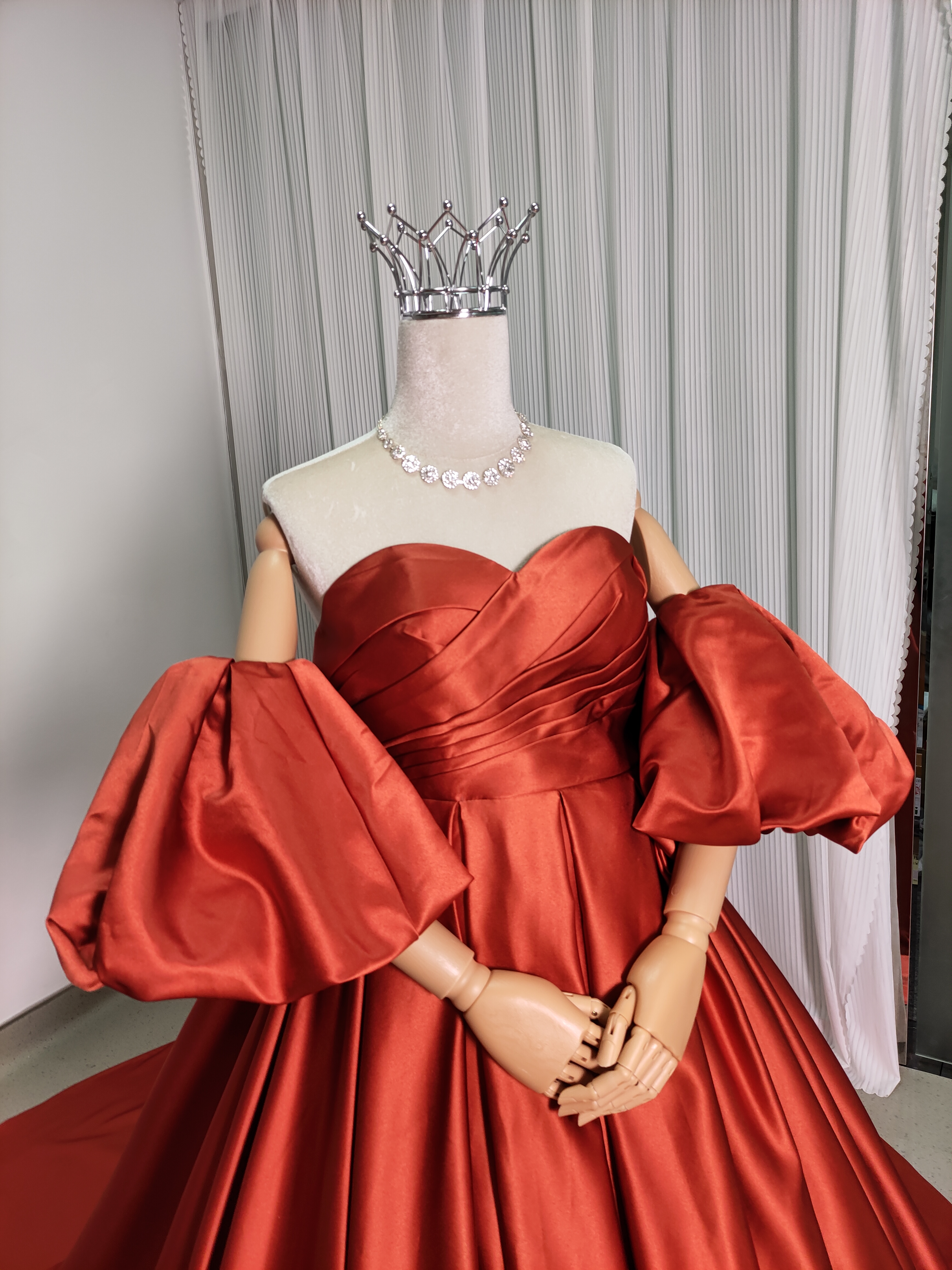 カラードレス テラコッタ色 ベアトップ パフスリーブ 妊婦 光沢サテン ロングトレーン 花嫁