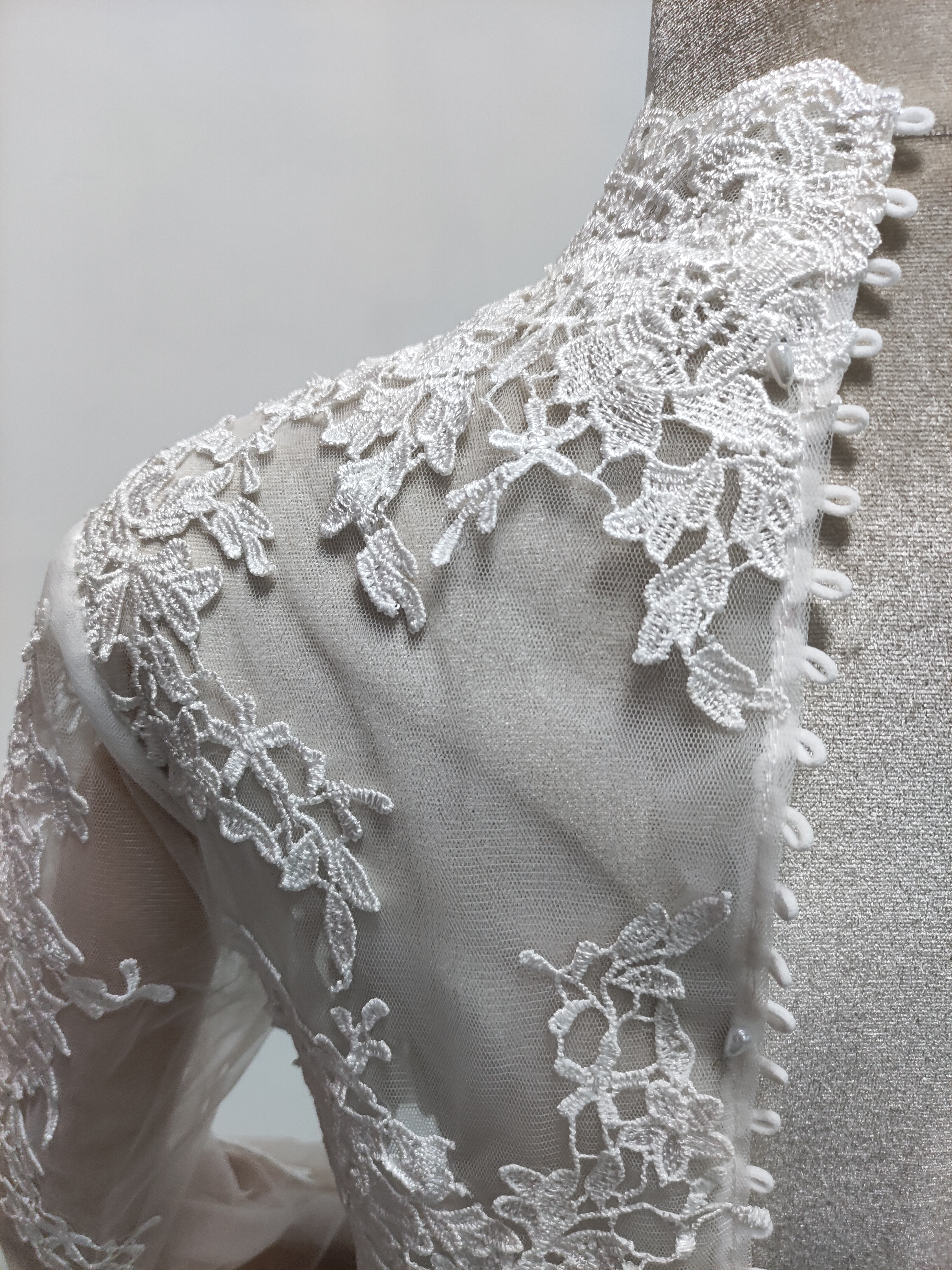 可憐な花刺繍のトップス オフホワイト 長袖 くるみボタン シアーな美しさ 花嫁/ウェディングドレス