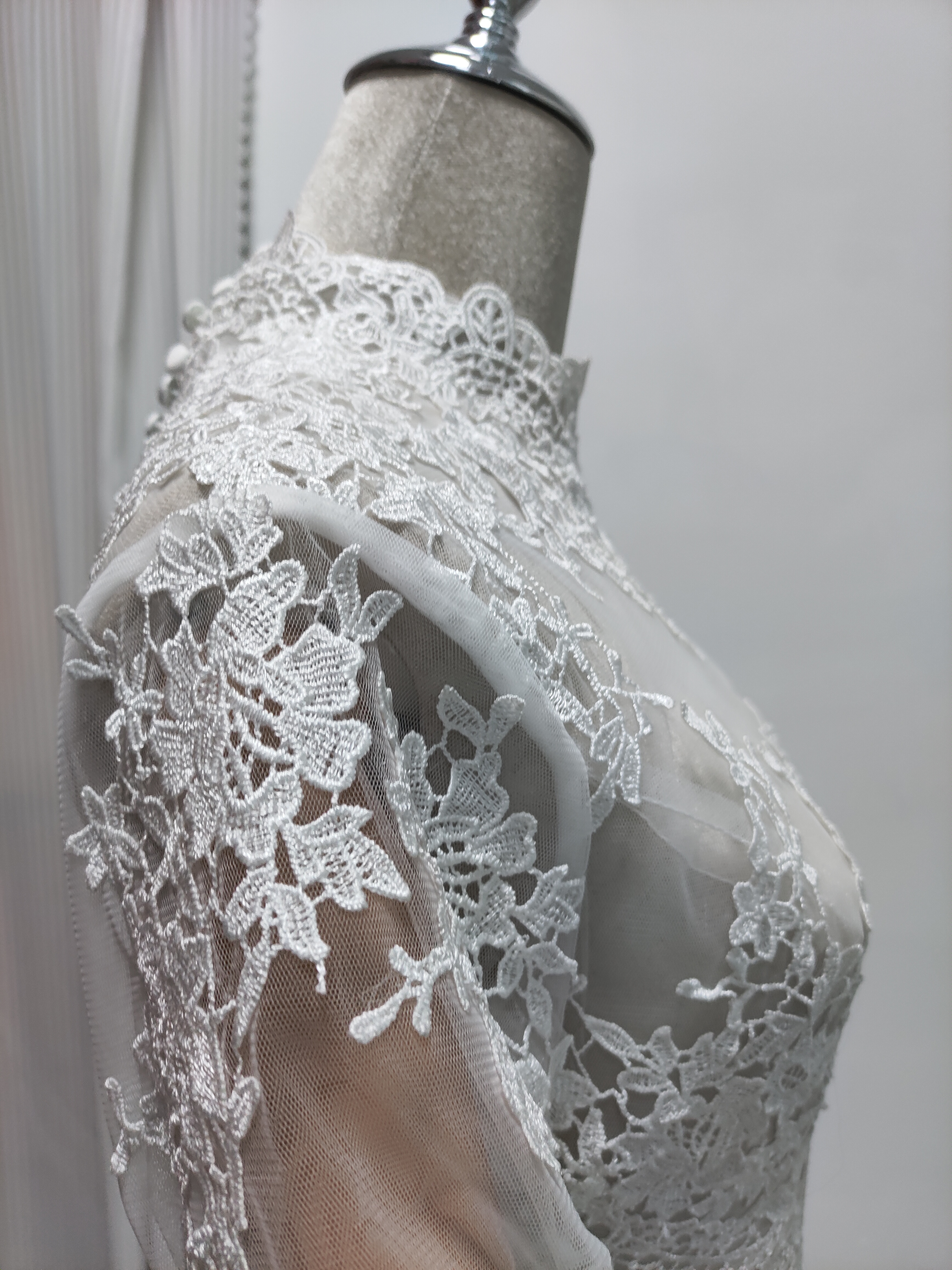 可憐な花刺繍のトップス オフホワイト 長袖 くるみボタン シアーな美しさ 花嫁/ウェディングドレス