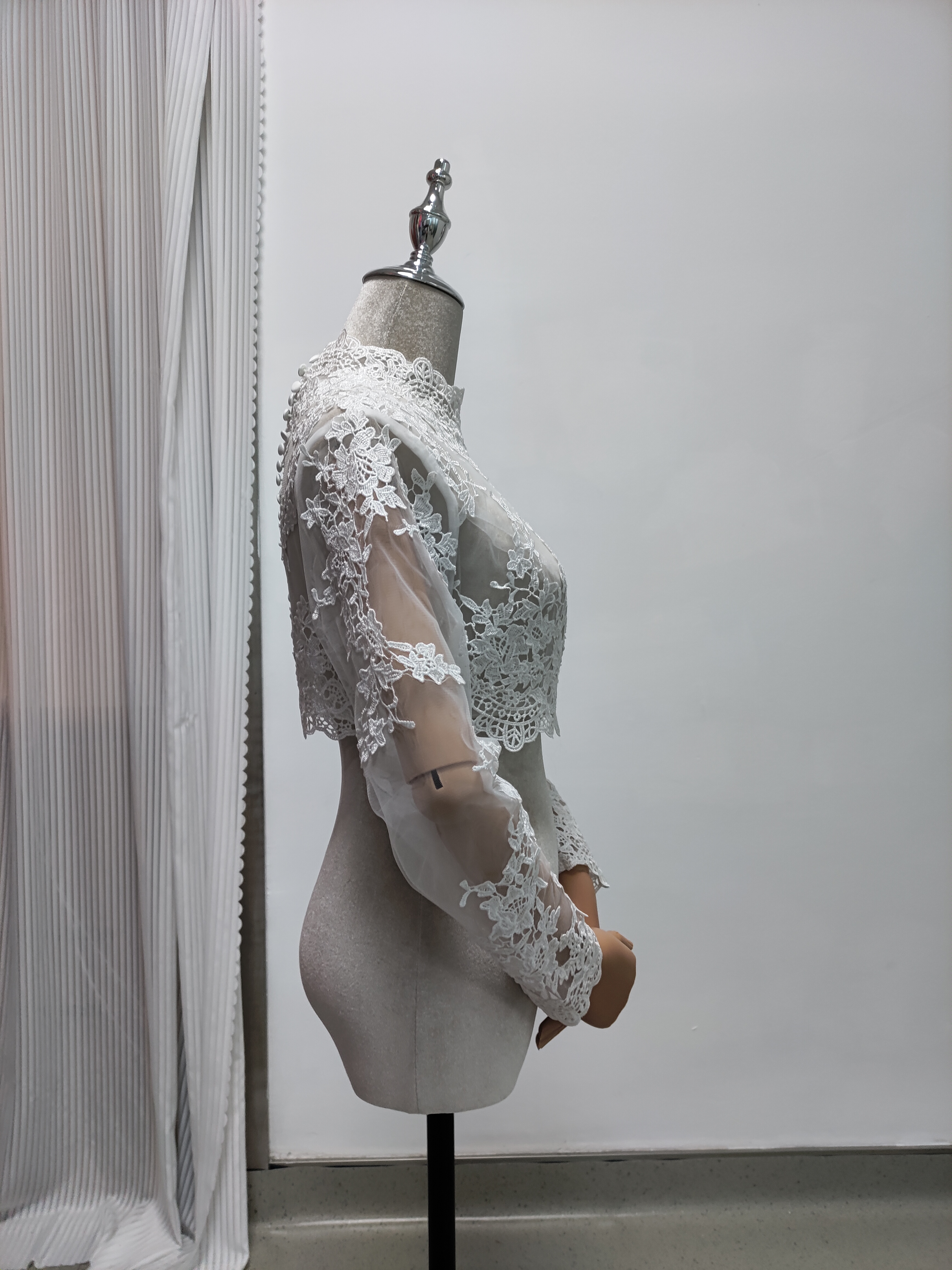 可憐な花刺繍のトップス オフホワイト 長袖 くるみボタン シアーな美しさ 花嫁/ウェディングドレス