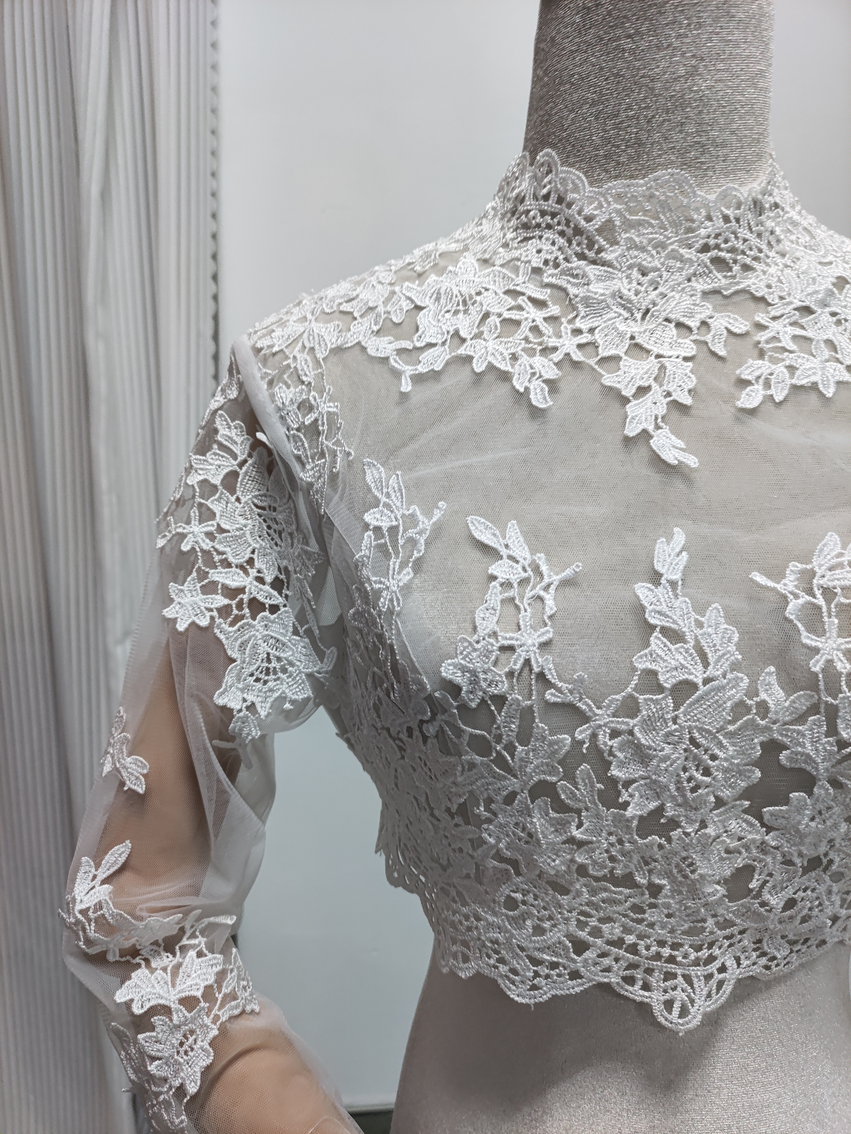 可憐な花刺繍のトップス オフホワイト 長袖 くるみボタン シアーな美しさ 花嫁/ウェディングドレス