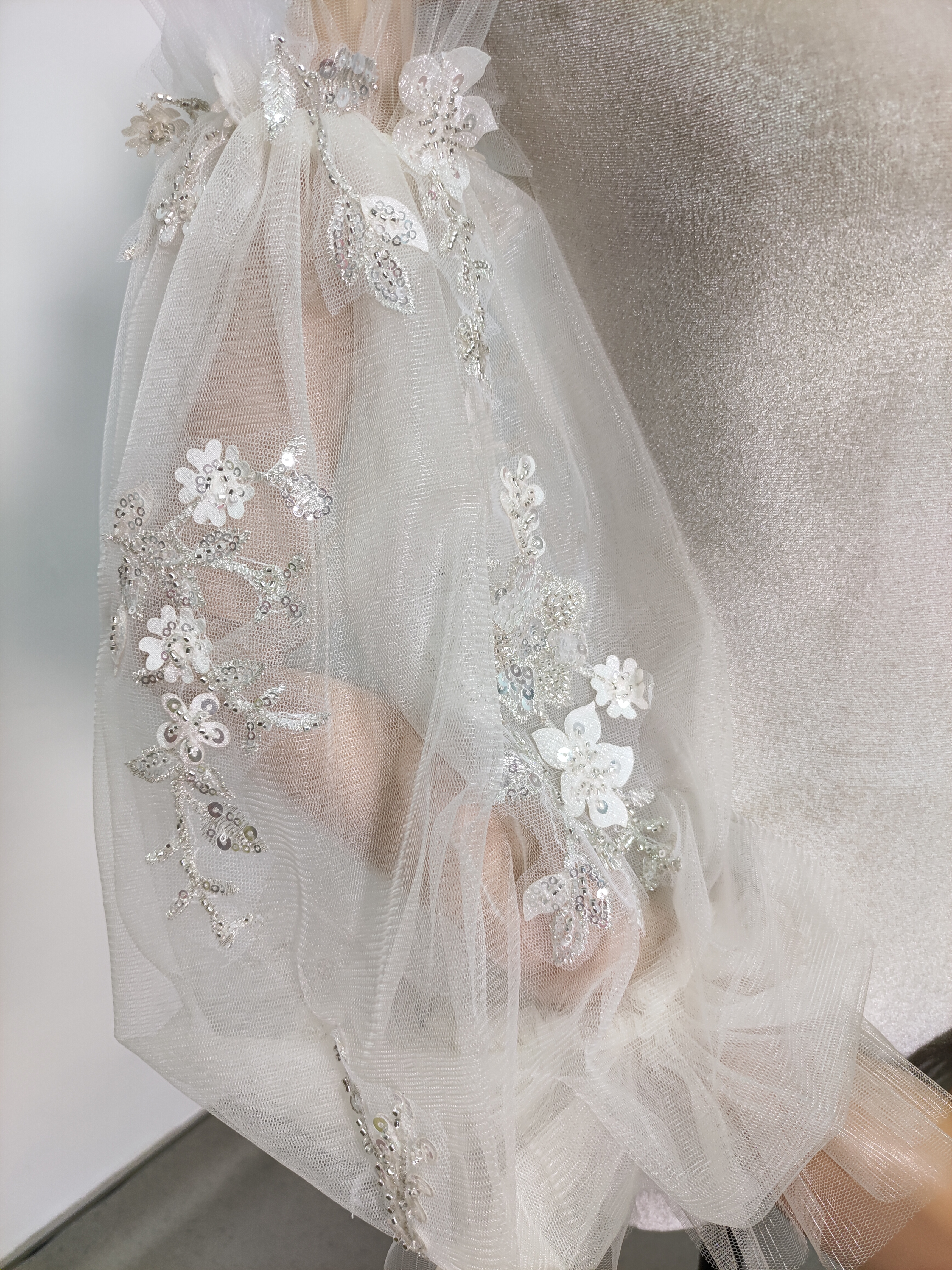 実例写真！パフスリーブ 可愛い ソフトチュール キラキラ光る刺繍 ストレッチ ウェディングドレス 前撮り