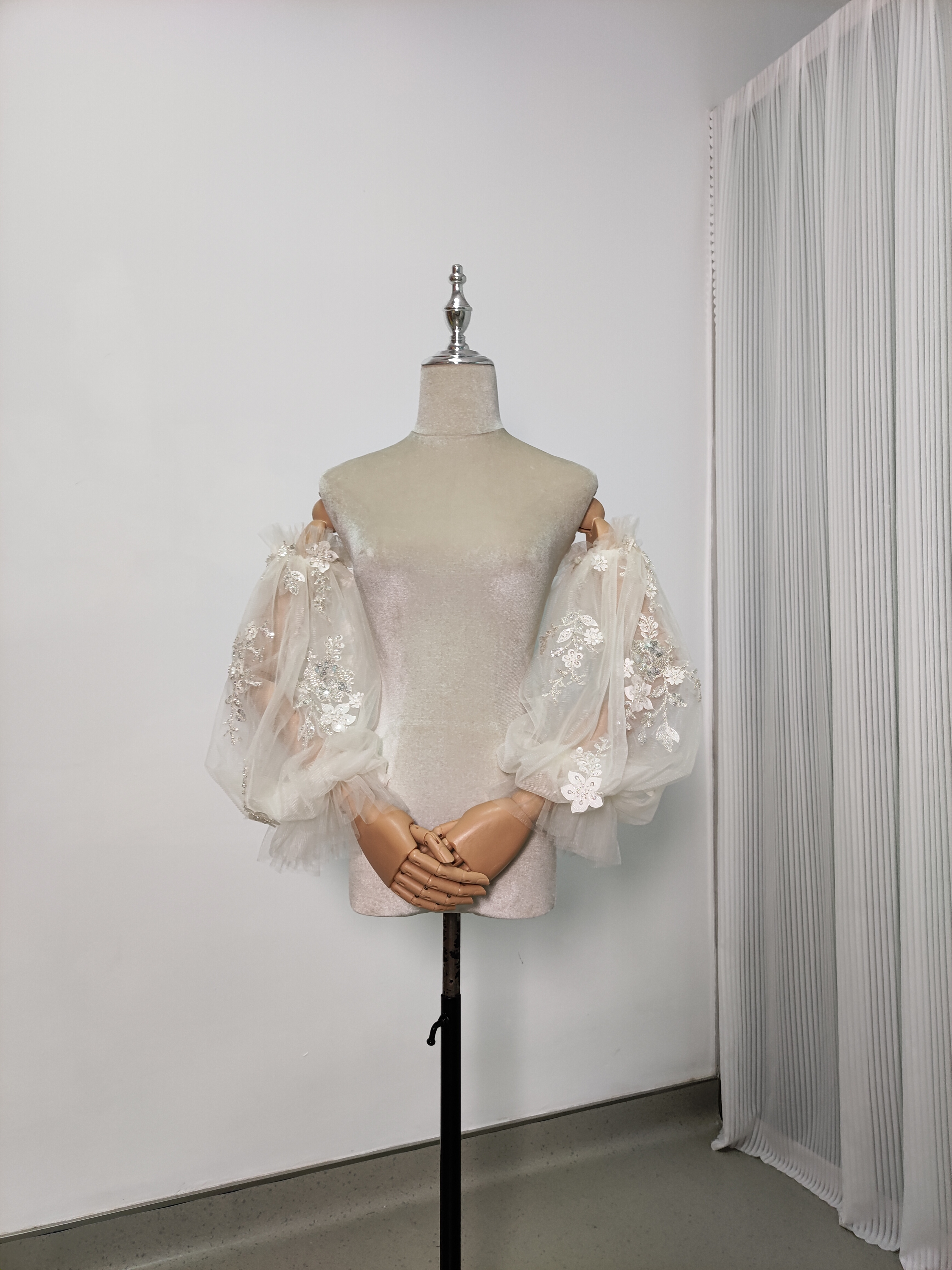 実例写真！パフスリーブ 可愛い ソフトチュール キラキラ光る刺繍 ストレッチ ウェディングドレス 前撮り