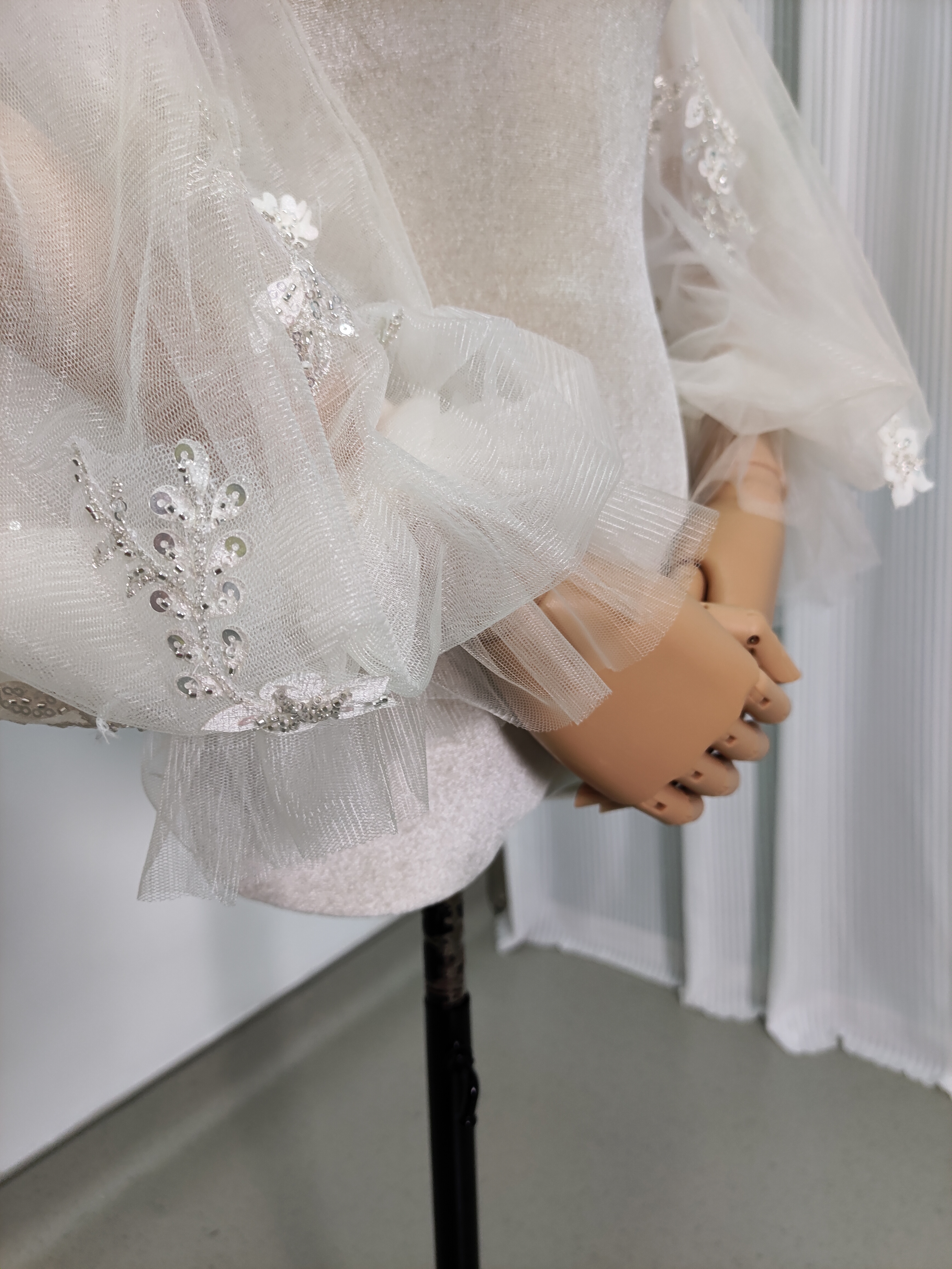 実例写真！パフスリーブ 可愛い ソフトチュール キラキラ光る刺繍 ストレッチ ウェディングドレス 前撮り