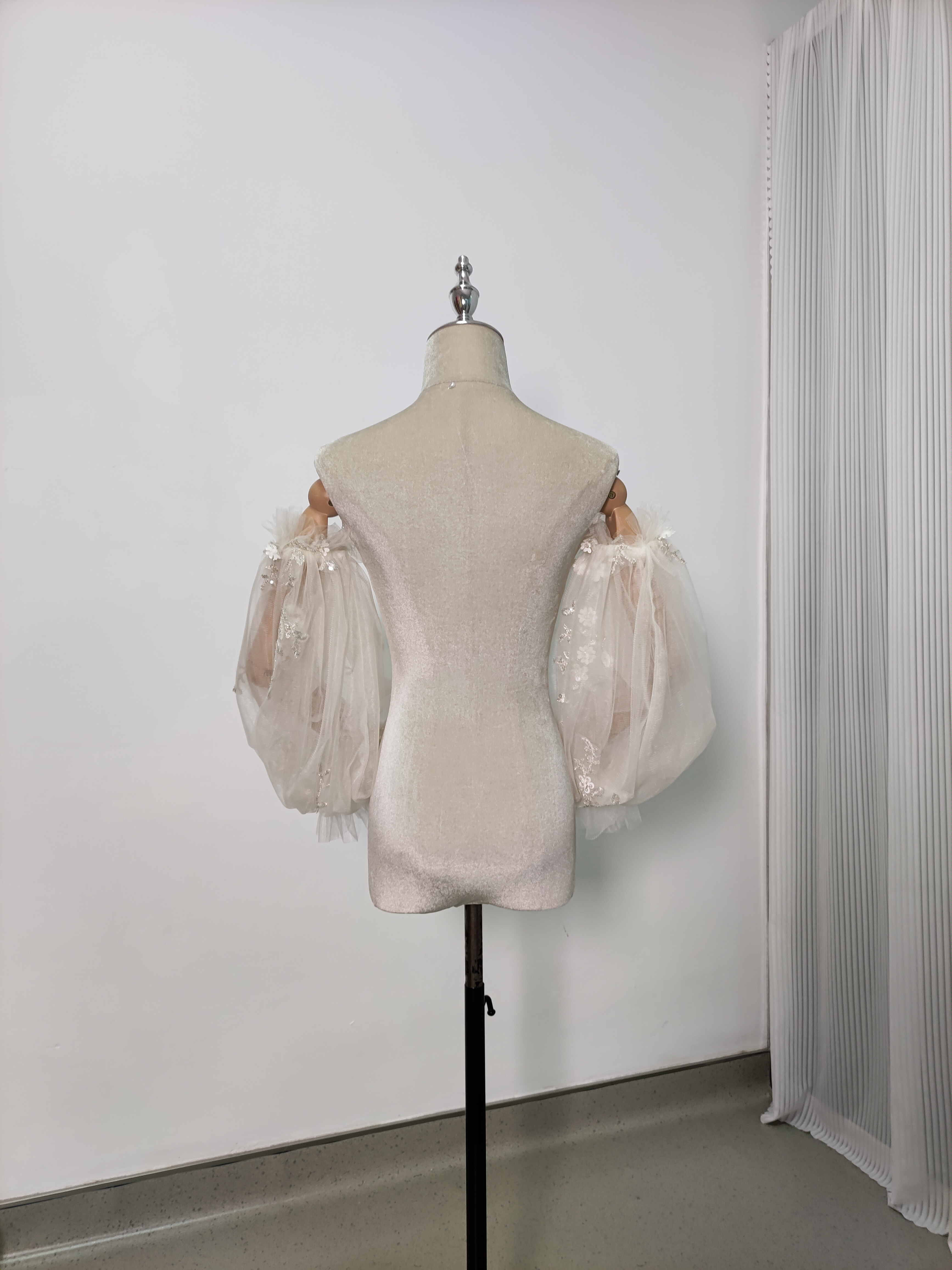 実例写真！パフスリーブ 可愛い ソフトチュール キラキラ光る刺繍 ストレッチ ウェディングドレス 前撮り