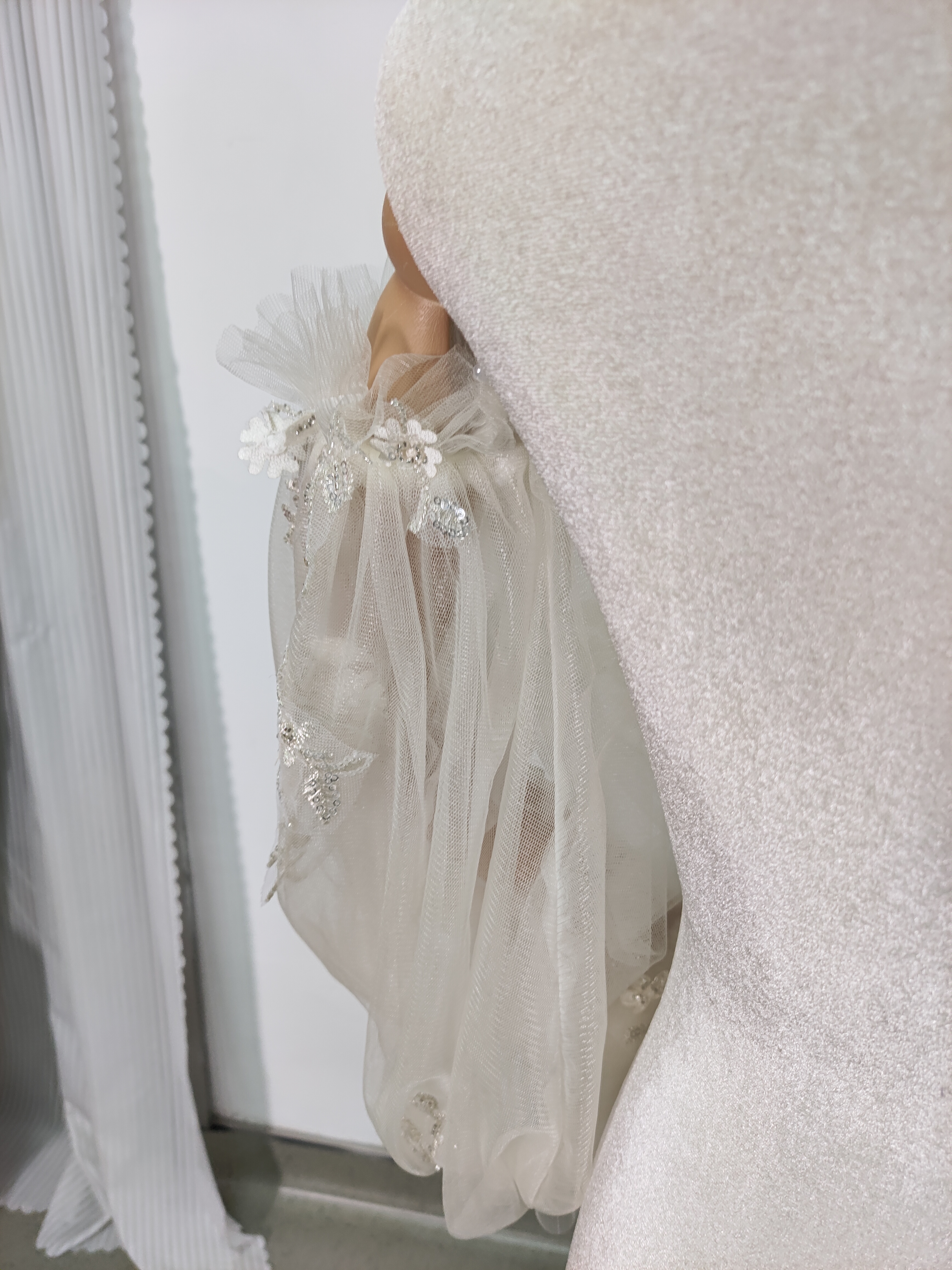 実例写真！パフスリーブ 可愛い ソフトチュール キラキラ光る刺繍 ストレッチ ウェディングドレス 前撮り