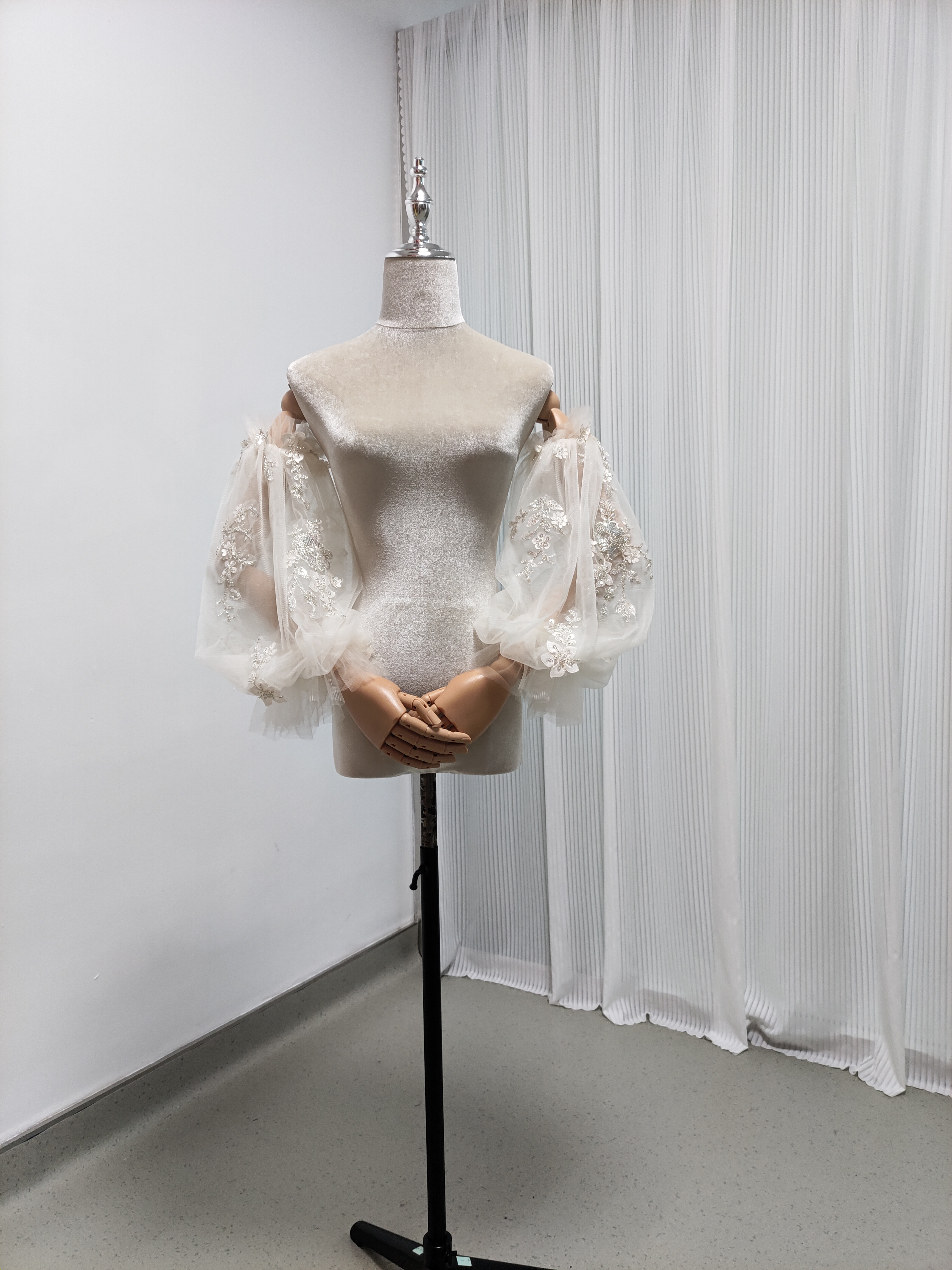 実例写真！パフスリーブ 可愛い ソフトチュール キラキラ光る刺繍 ストレッチ ウェディングドレス 前撮り