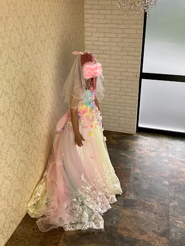 実例写真！パーティードレス レインボー ベアトップ 花モチーフ 裾に繊細レースをあしらった バックリボン 前撮り 可愛い